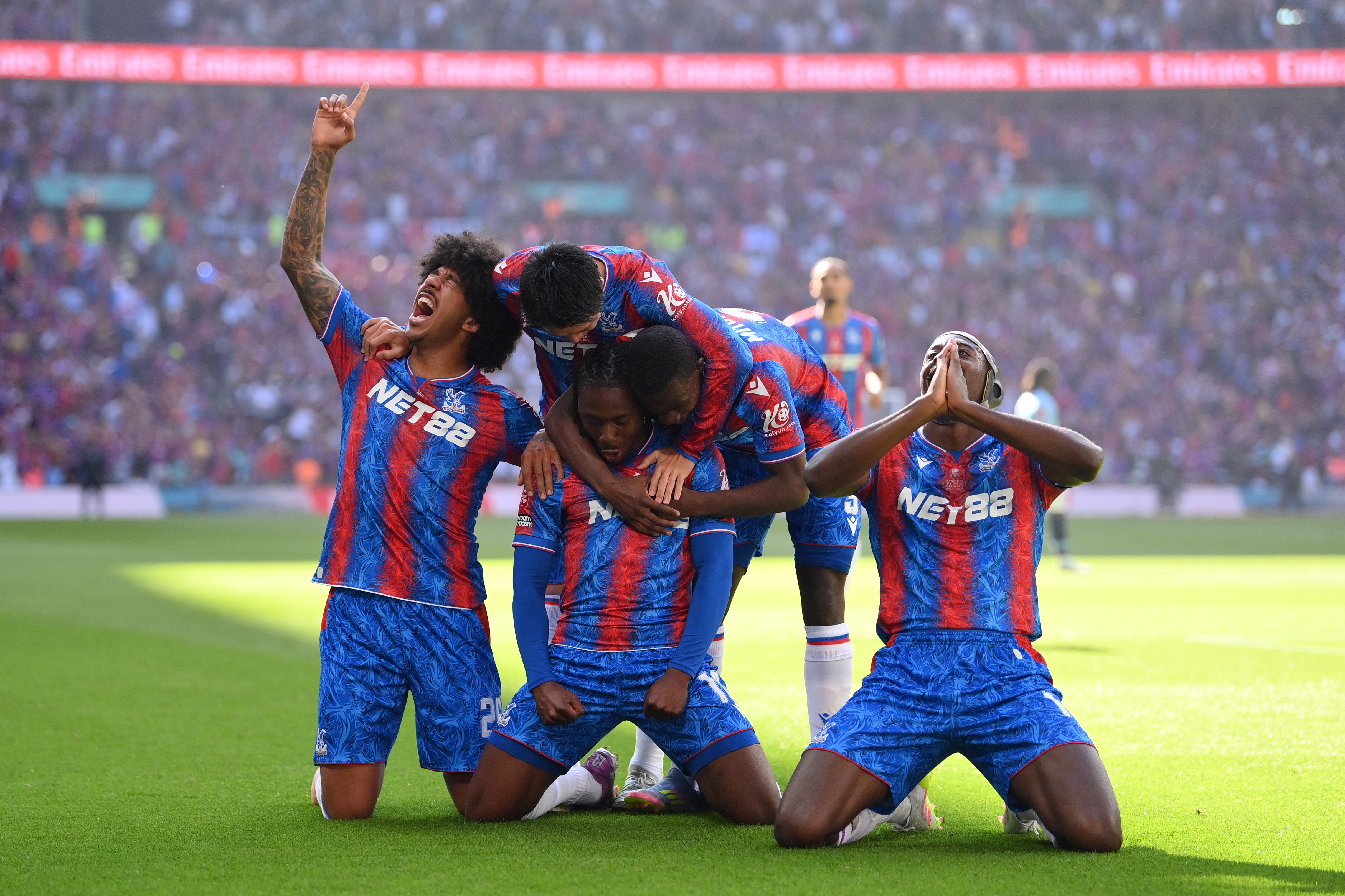 Eze byl hrdinou Crystal Palace v jejich finálním triumfu FA Cupu
