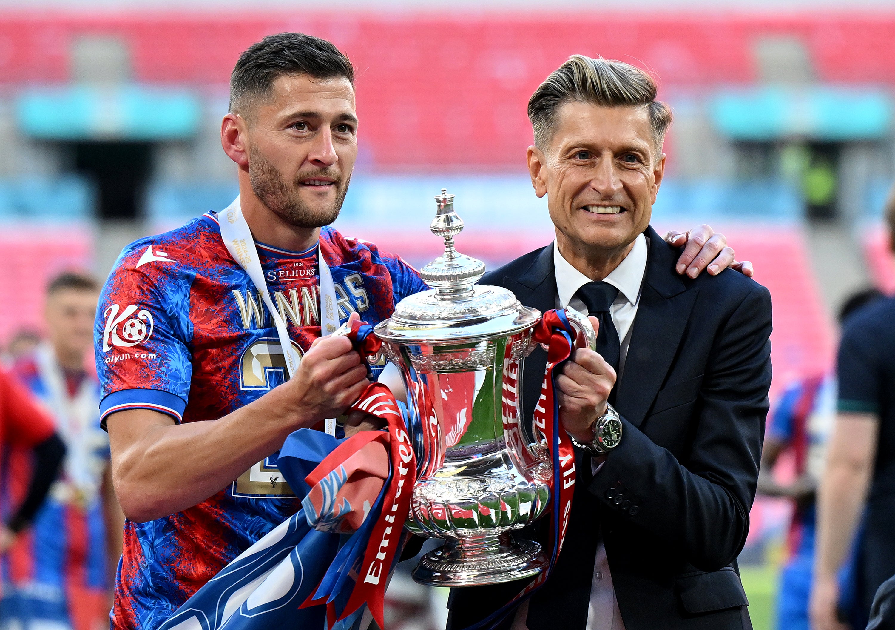 Steve Parish (vpravo) je široce přijímán jako muž s posledním vyjádřením v paláci