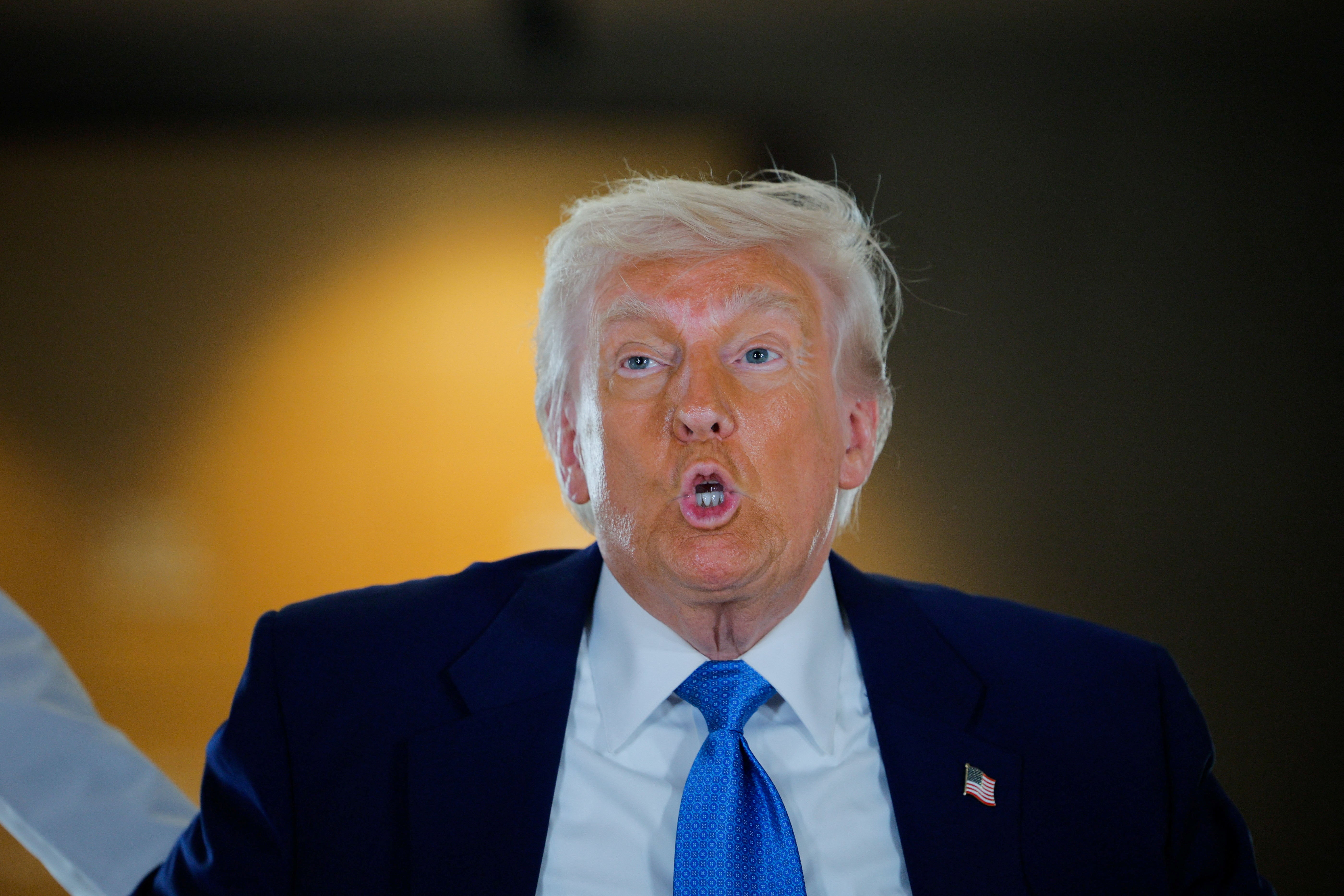 El presidente Donald Trump habla cuando visita a los Emiratos Árabes Unidos