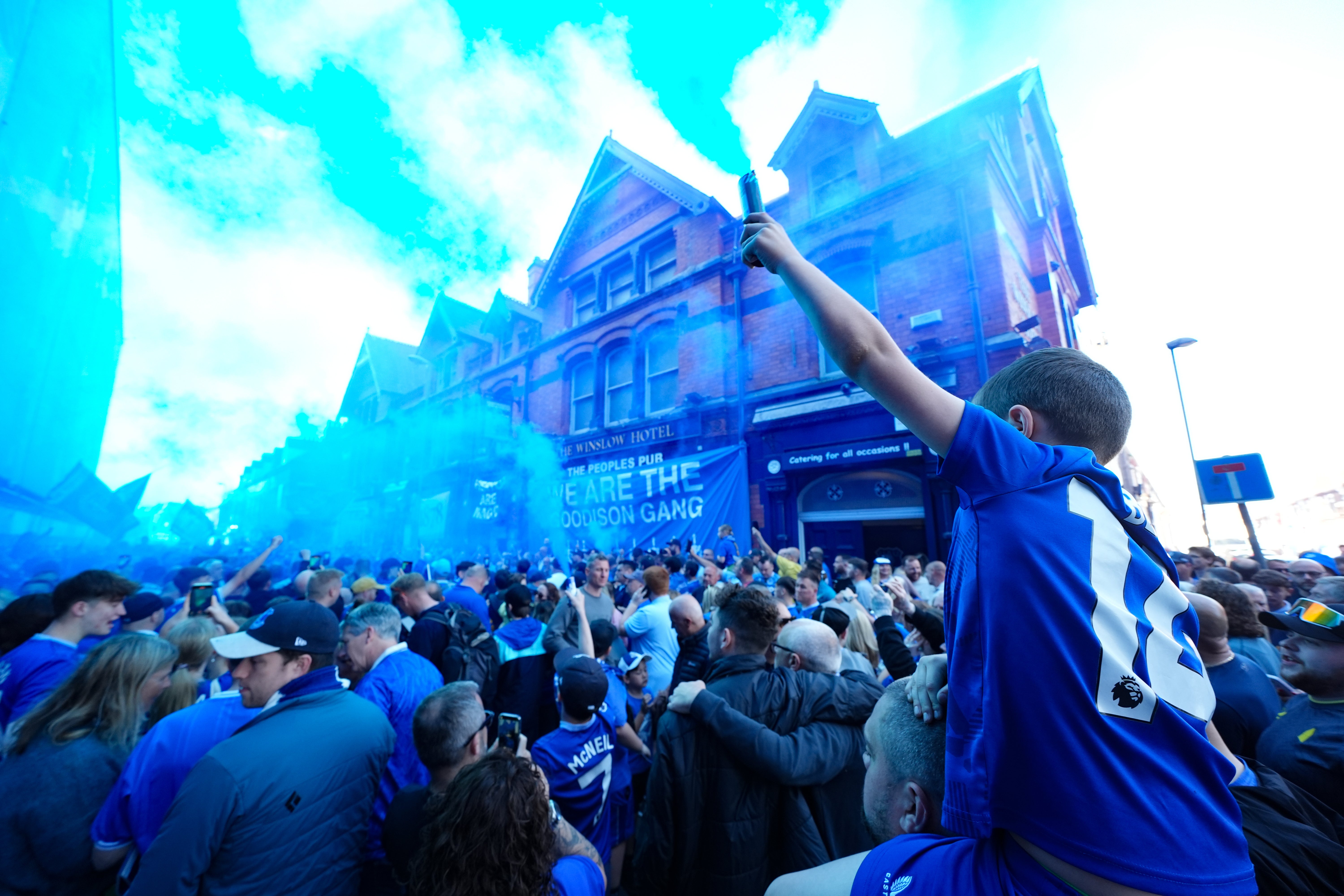 Fanoušci Everton otočili oblohu modrou před zahájením