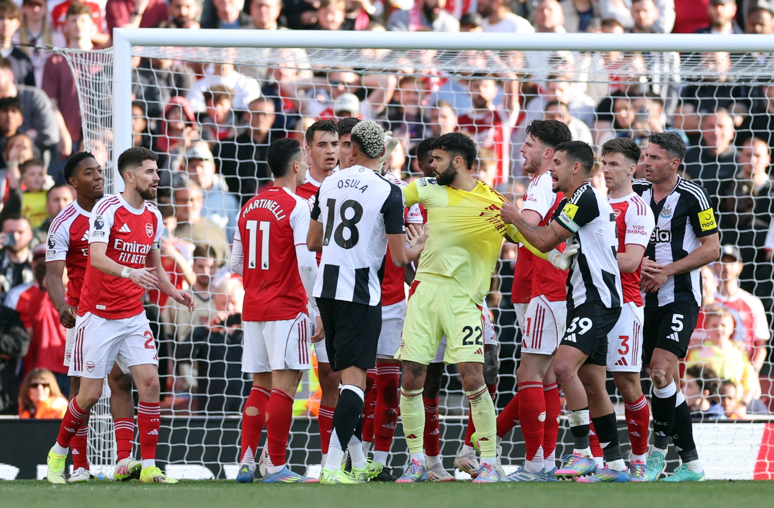 David Raya (střed, nosit žlutou) byl ARSENAL AMELOVAL FORCE proti Newcastlu