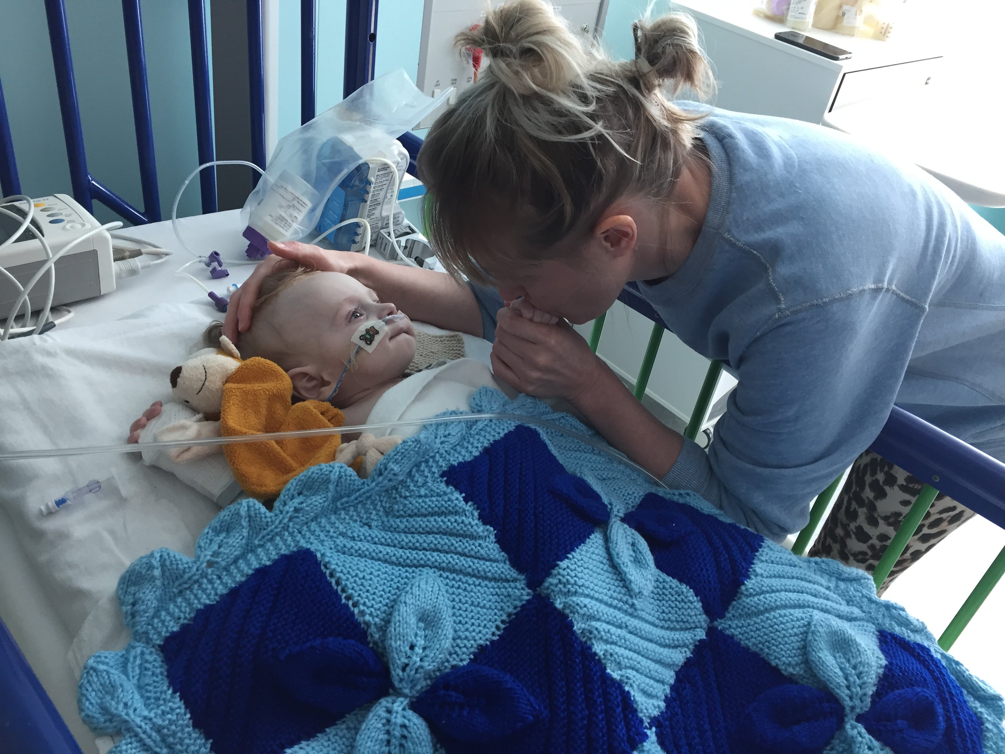 Sra. Greensk com Otis no hospital, se prepara para plantar
