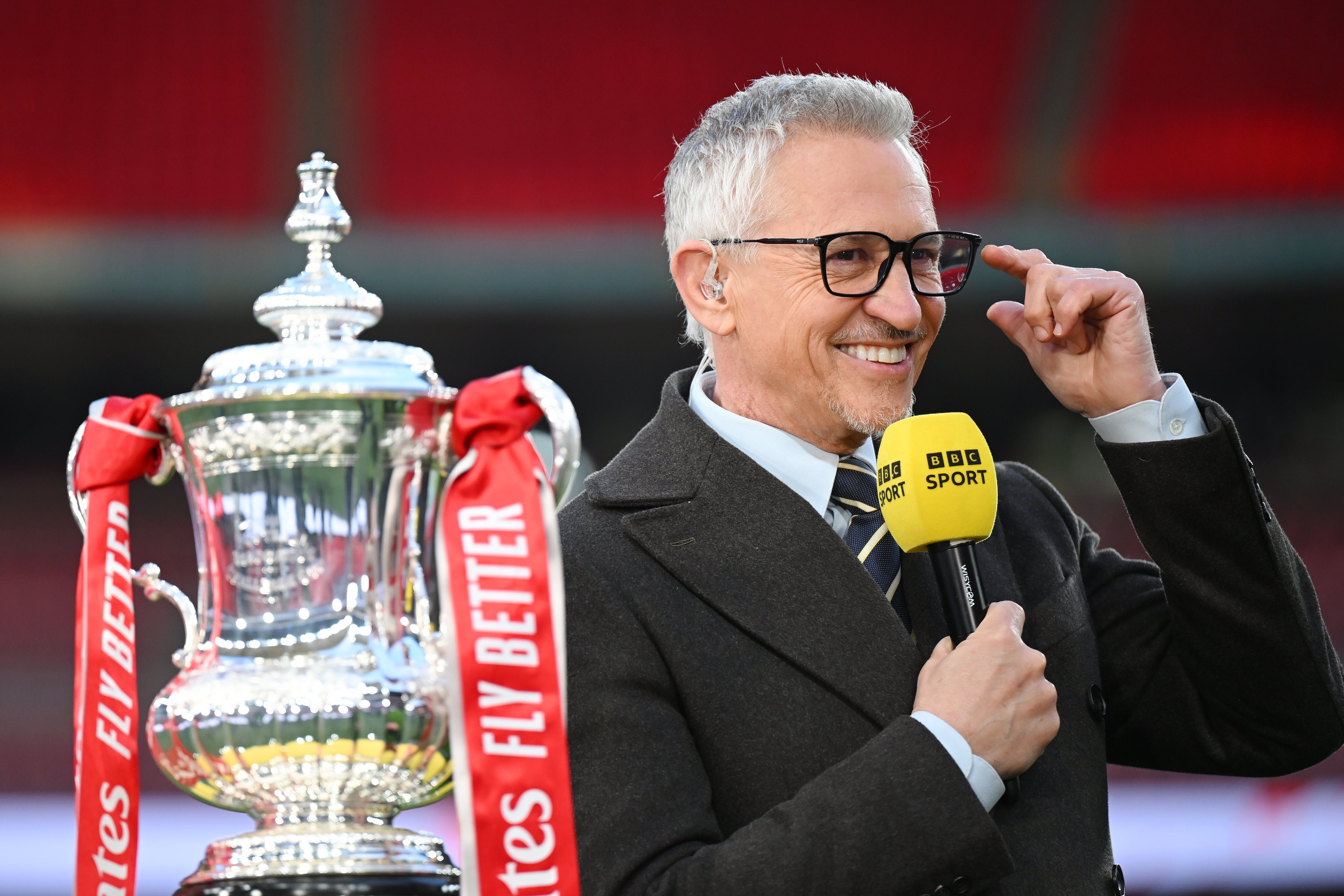 BBC moderátor Gary Lineker vypadá vedle trofeje FA Cup