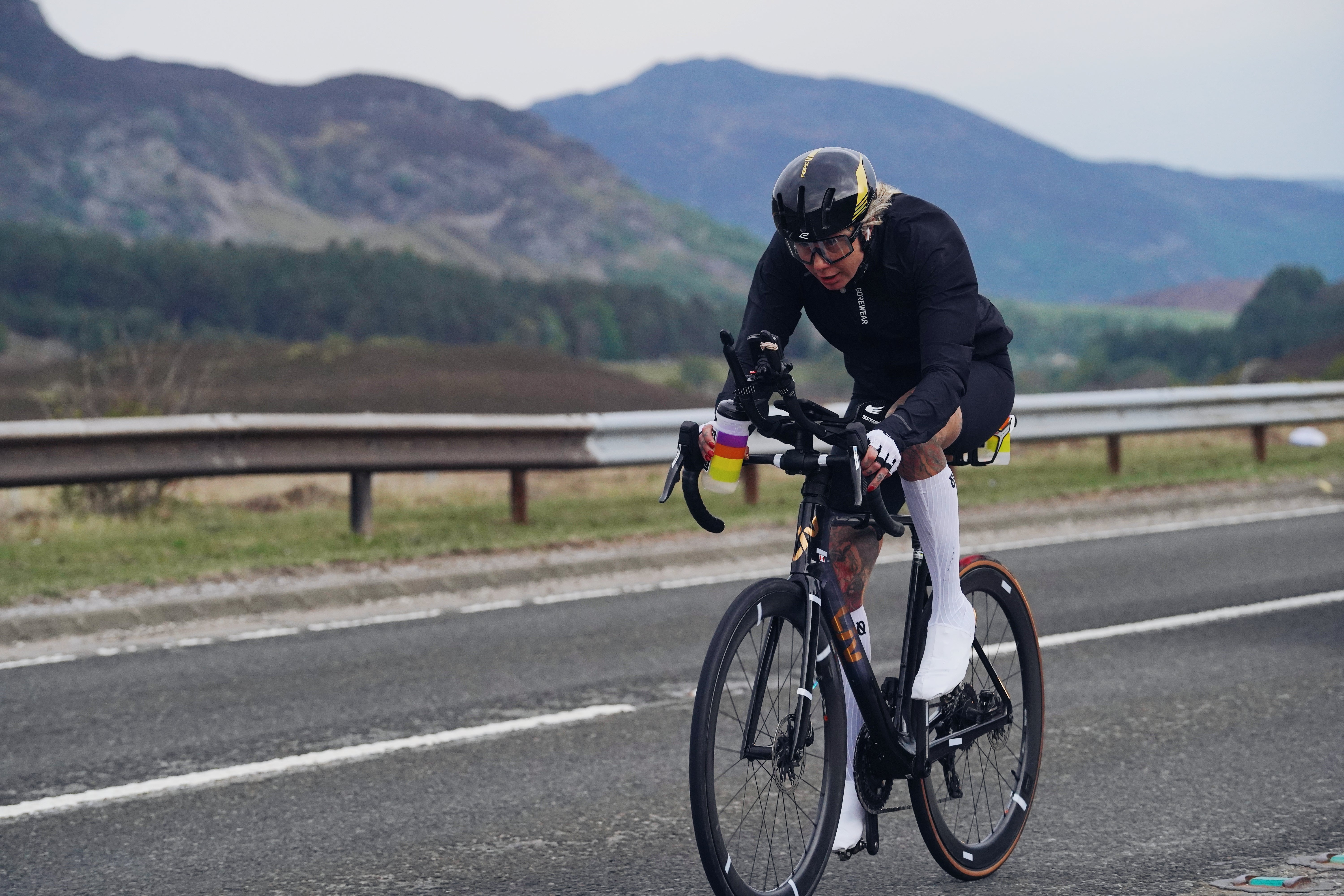 Dr. Sarah Ruggins cyklovala 2700 km od Johna O'Groats na Lands End and Back v rekordním čase