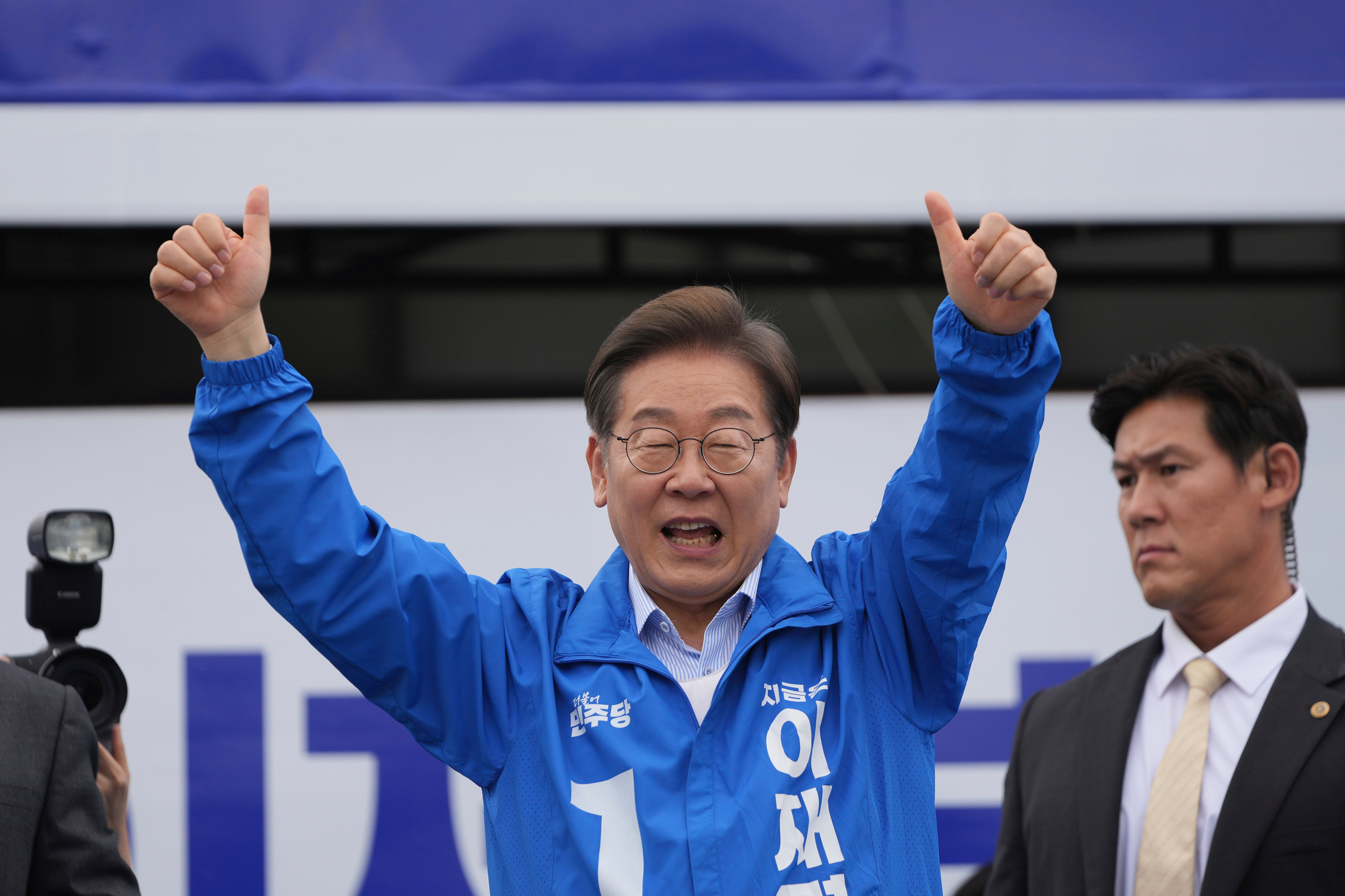 South Korea's Democratic Party's presidential candidate Lee Jae-myung greets supporters during a presidential election campaign in Goyang, South Korea