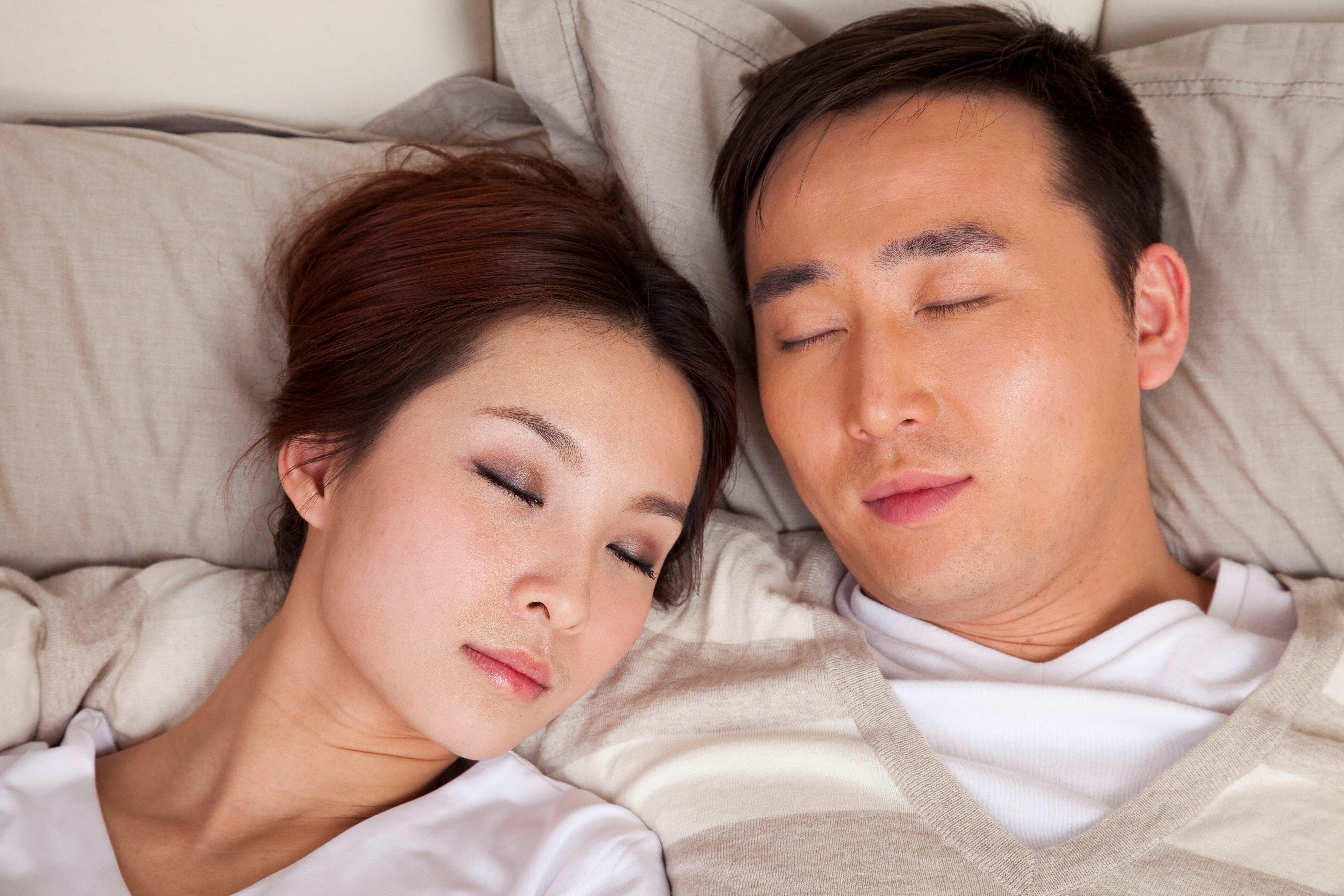 Abertura sobre como dormir ao máximo com seu parceiro é a chave