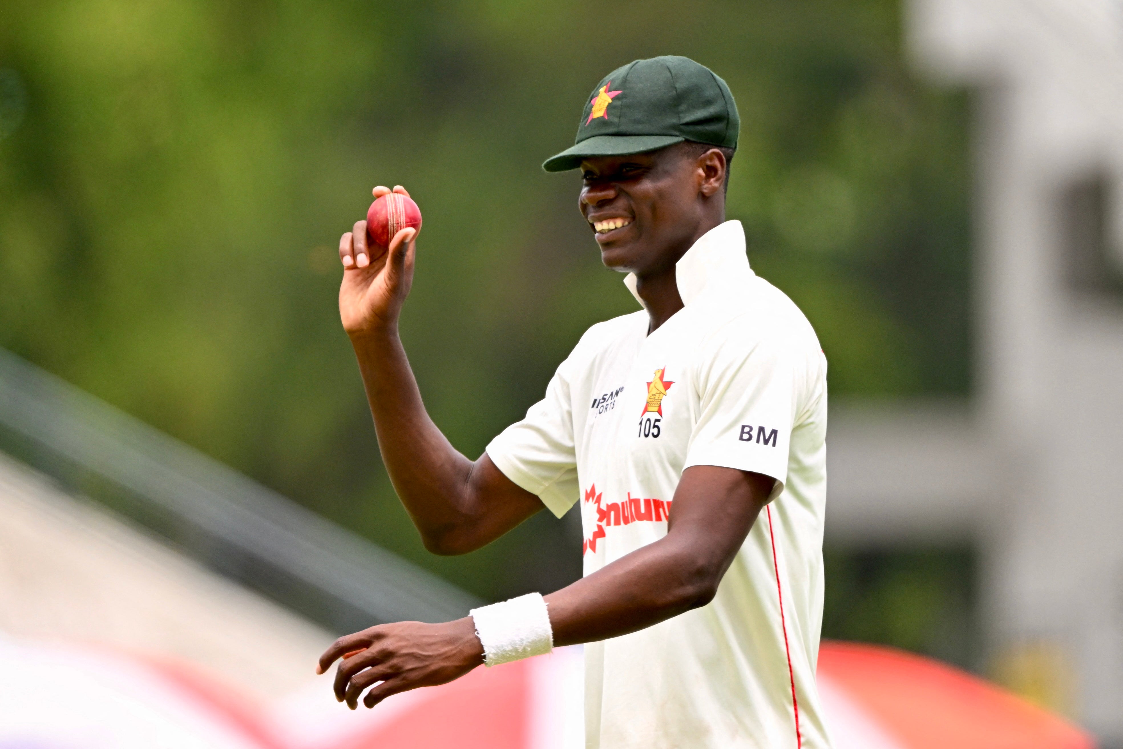 Tyčící se požehnání ve Francii je Porten Thract pro Zimbabwe