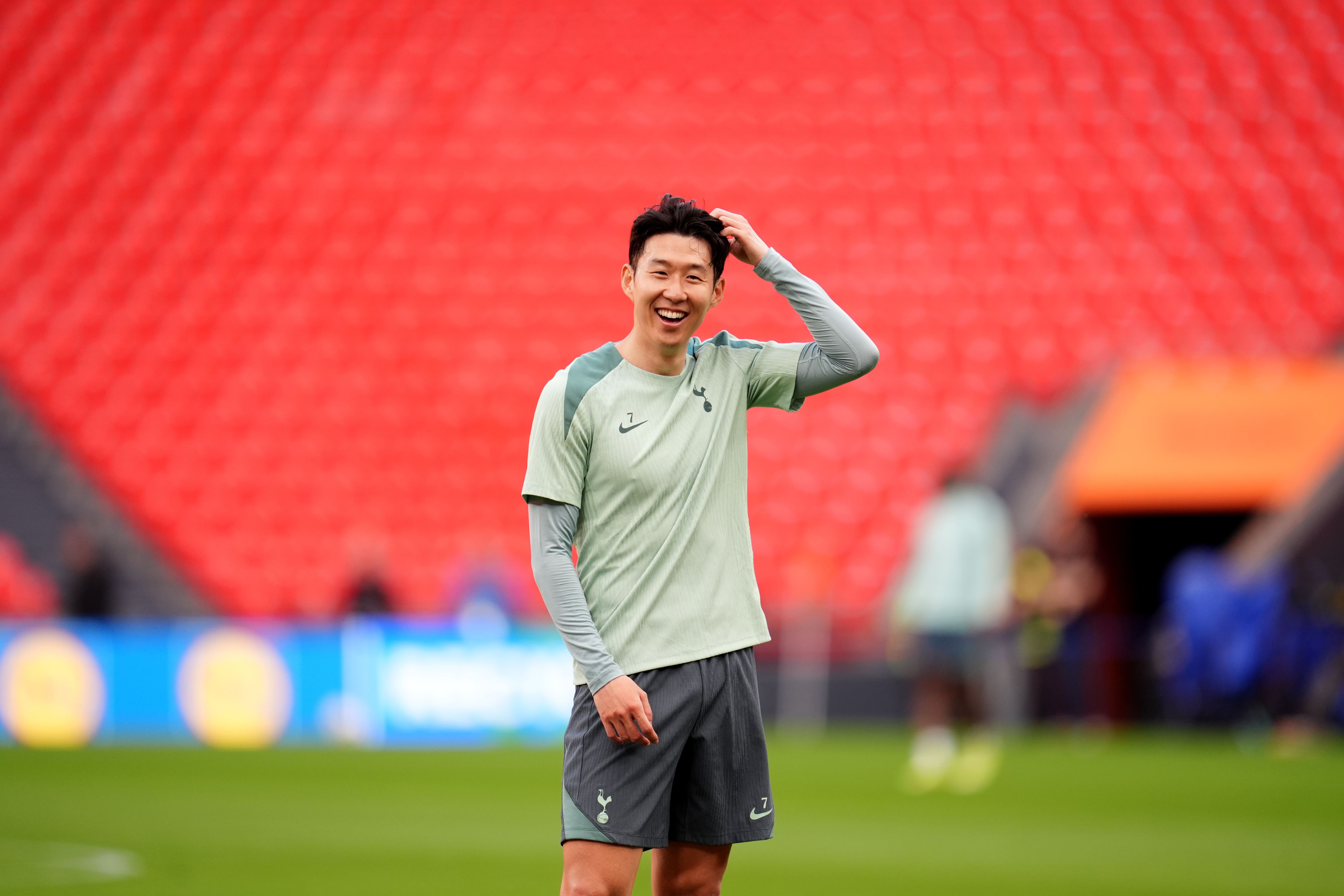 Son Heung Min se dívá na slávu Europa League s Tottenhamem