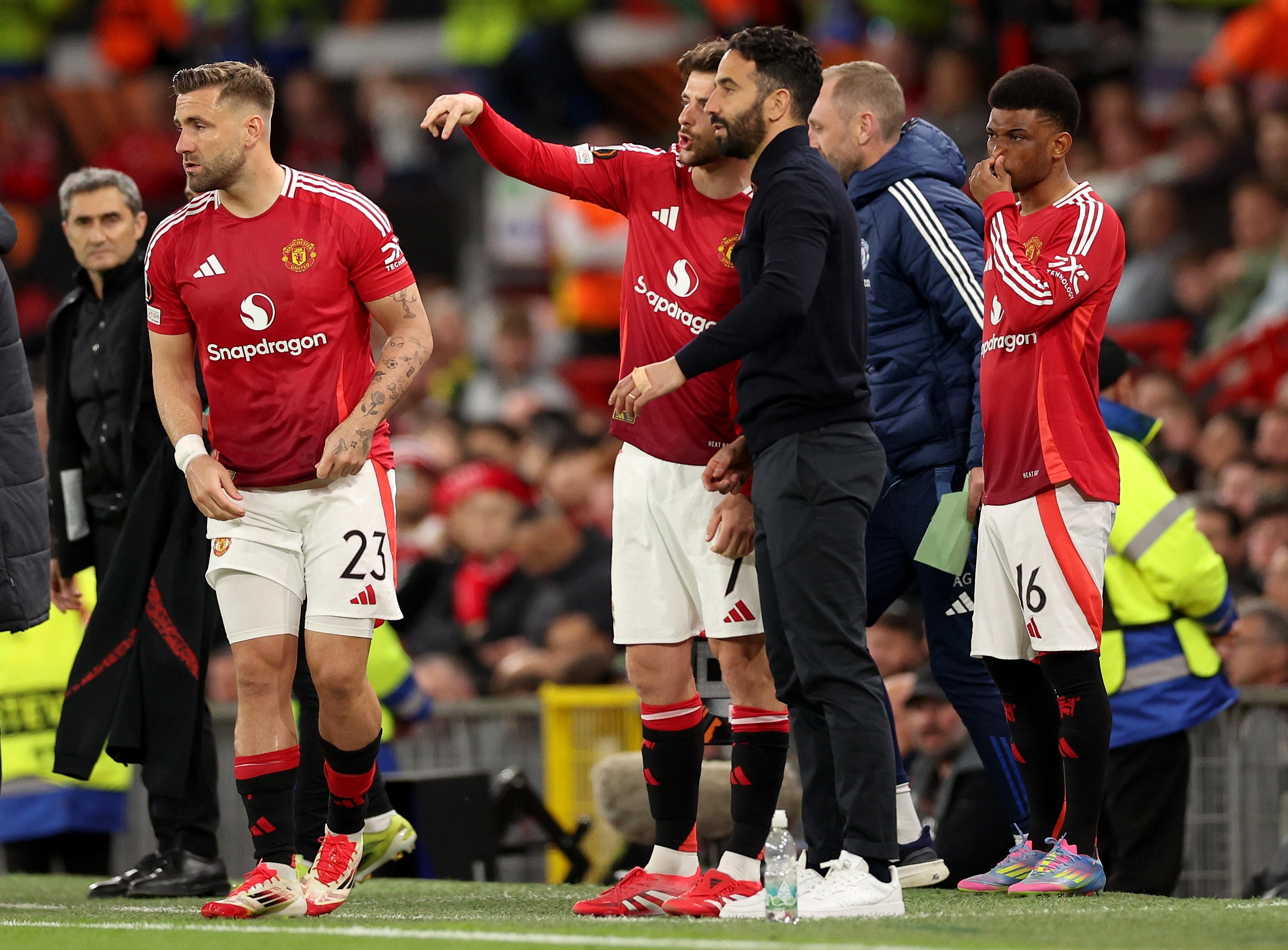 Manchester United manager Ruben Amorim discusses tactics with Mason Mount