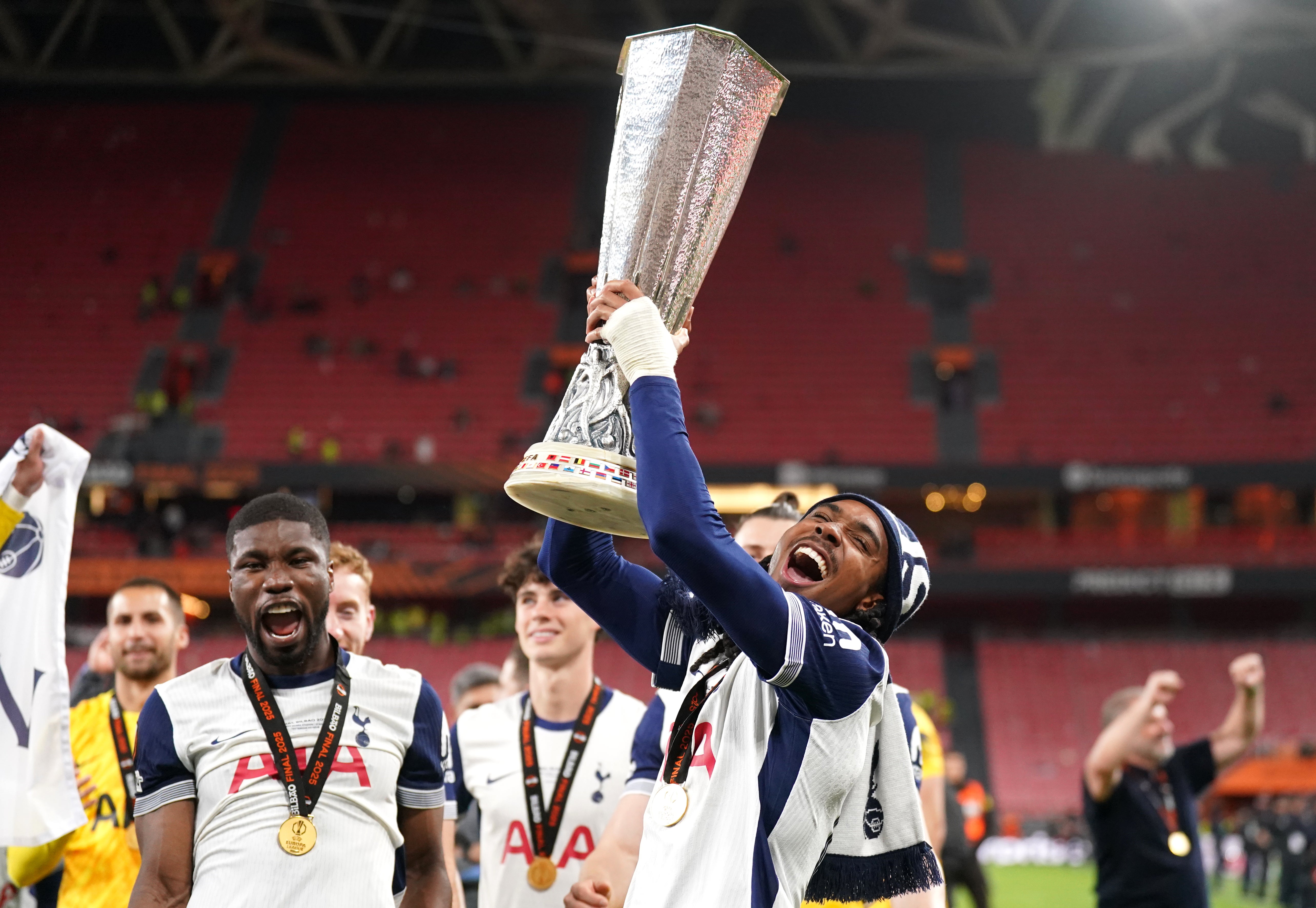 Djed Spence Tottenham Hotspur s trofejí po finále UEFA Europa League ve finále Estadio de San Mames v Bilbao (PA)