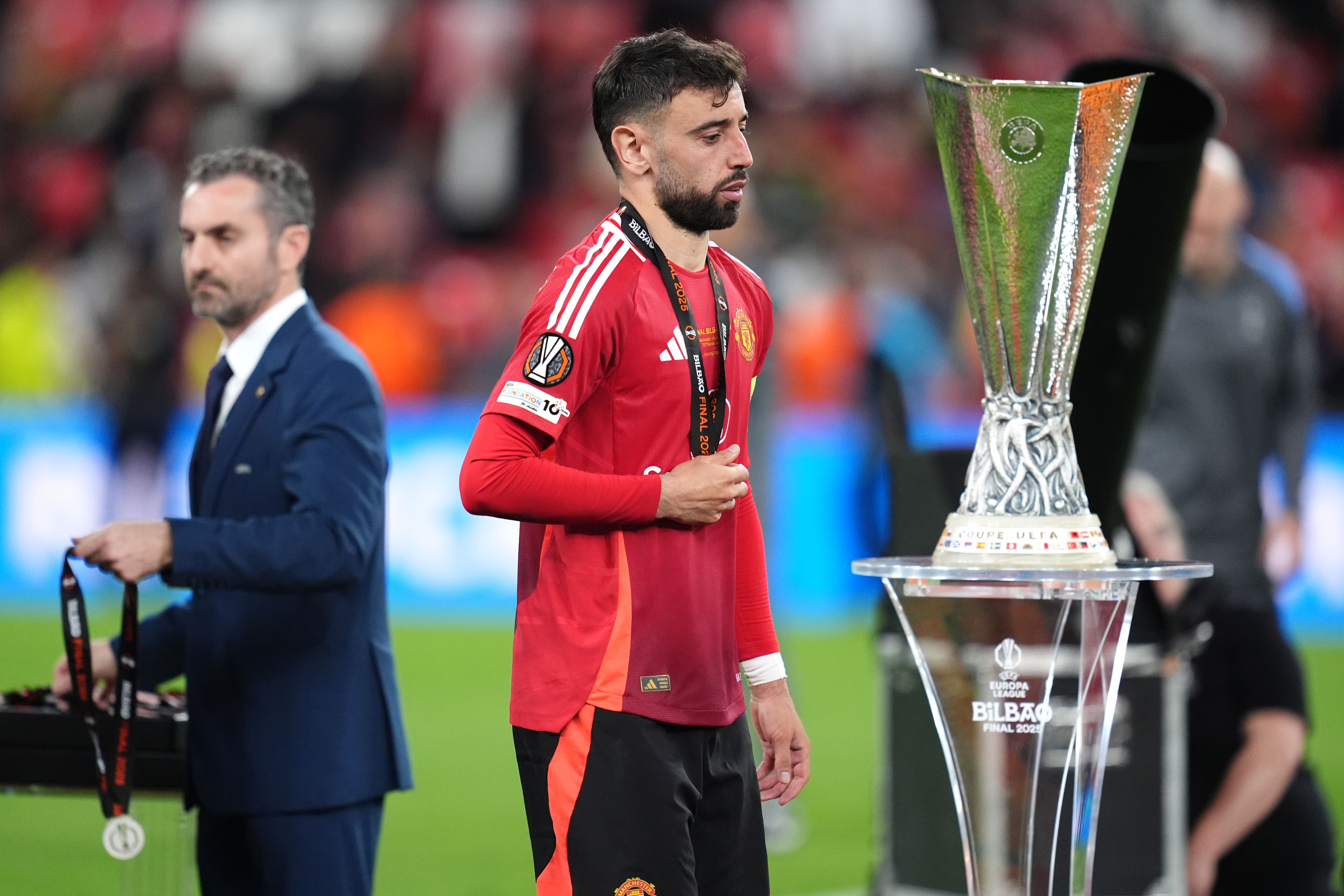 Bruno Fernandes z Manchesteru United prochází kolem trofeje po finále UEFA Europa League (Adam Davy/PA)