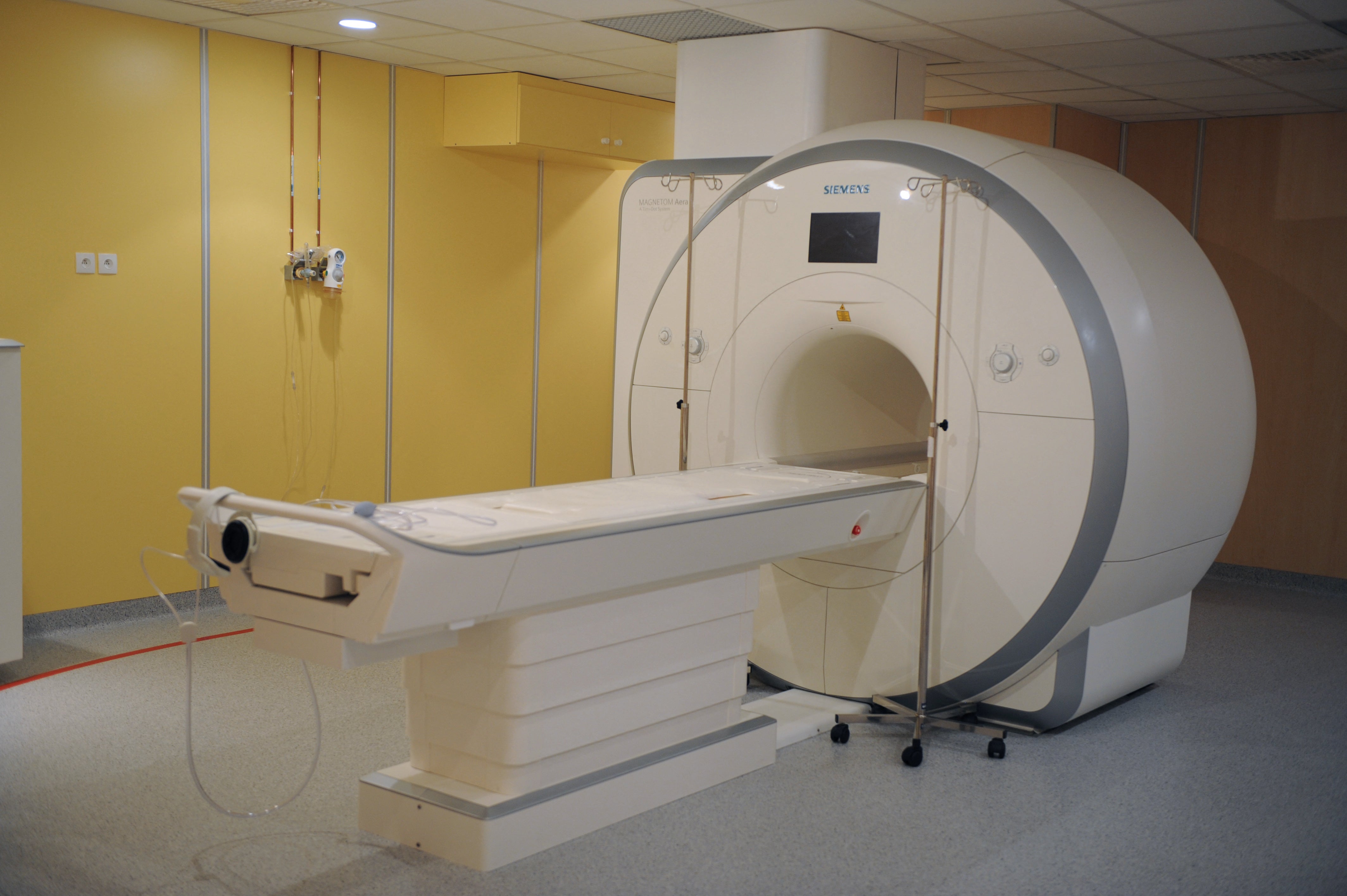 A 61-year-old man in New York was injured when he entered a room with an active MRI machine while wearing a metal chain around his neck. (stock image)