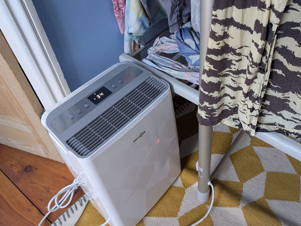Testing the Dryzone dehumidifier and air purifier 12l on laundry