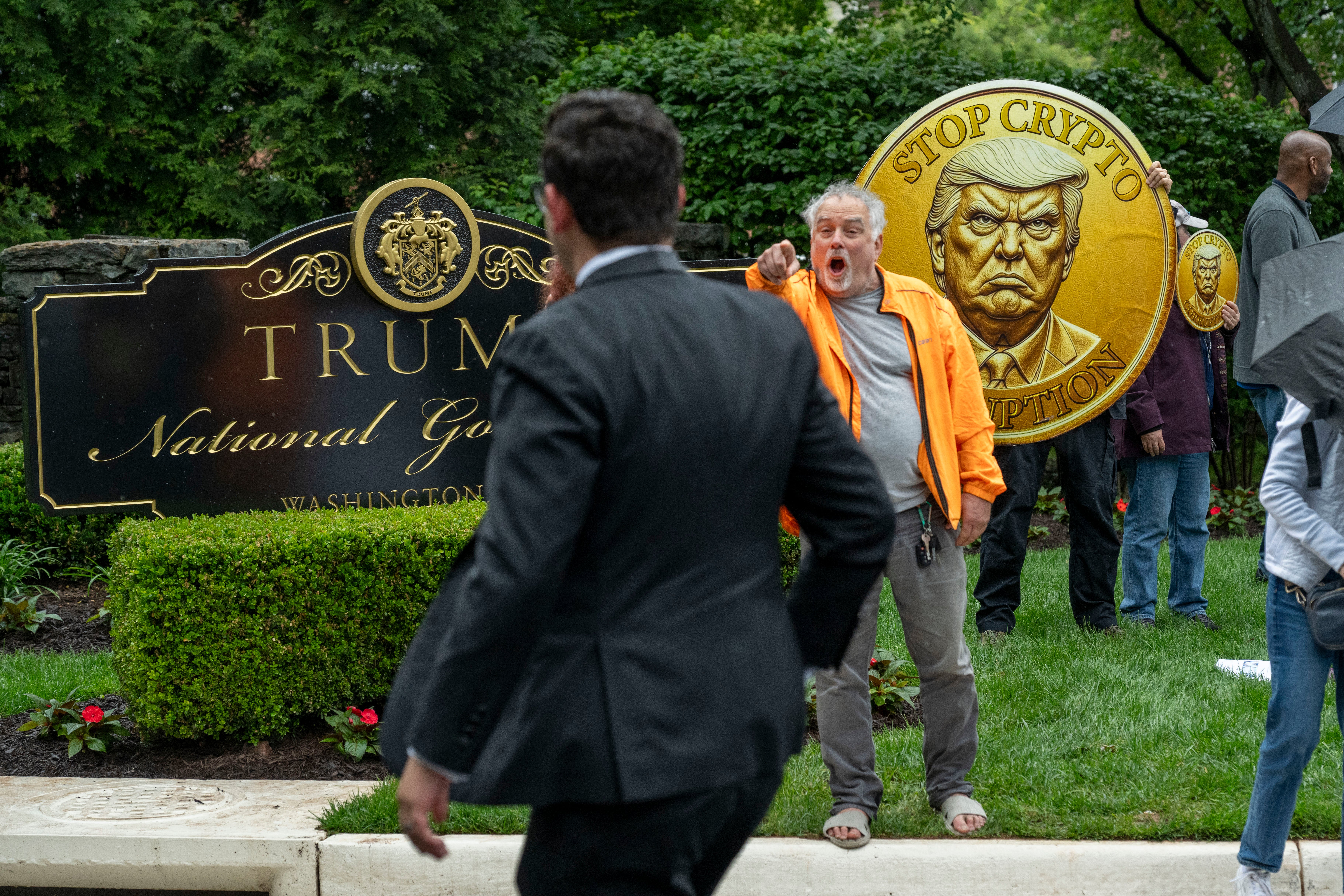Around 100 protesters gathered outside Donald Trump’s National Golf Course club in Virginia ahead of a secretive dinner for investors in his cryptocurrency – with spots reportedly costing over $1.5 million to dine with the president