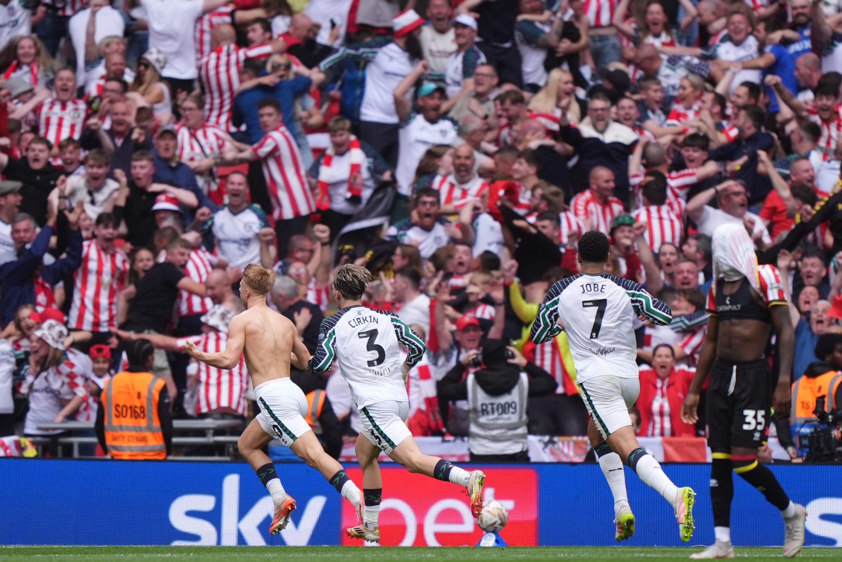 Tommy Watson (vlevo) vítěze Sunderlandu ve Wembley
