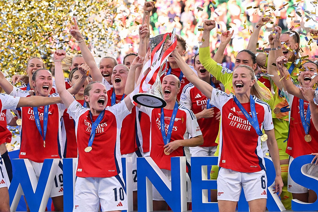 Kim Little a Leah Williamson z Arsenalu zvednou trofej ženských mistrů