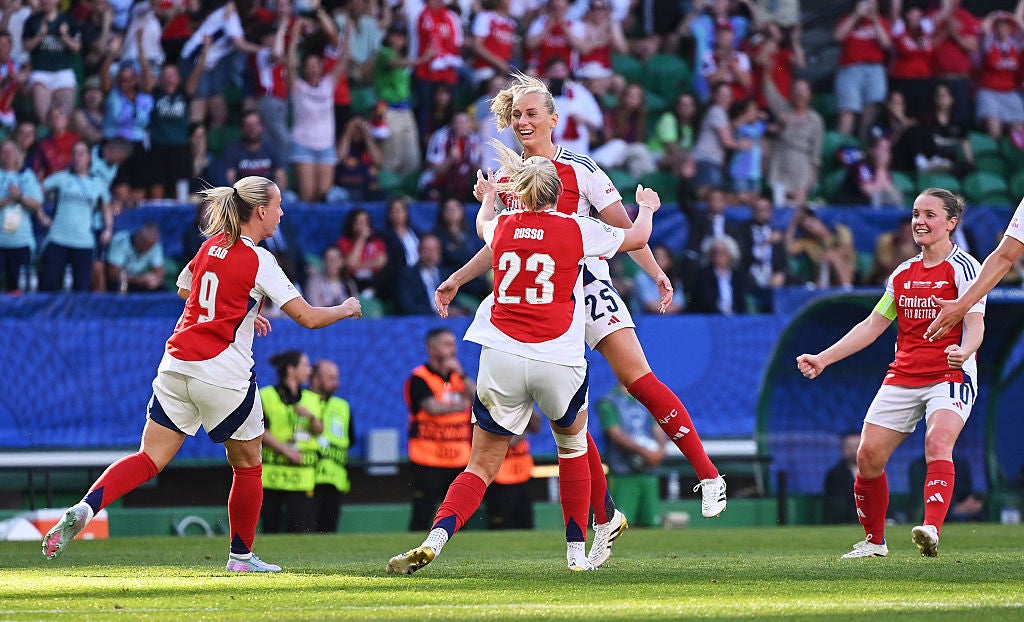 Arsenal's Stina Blackstenius a Beth Mead, kteří nezačali, předstírali, že tento týden v tréninku jsou Barcelona