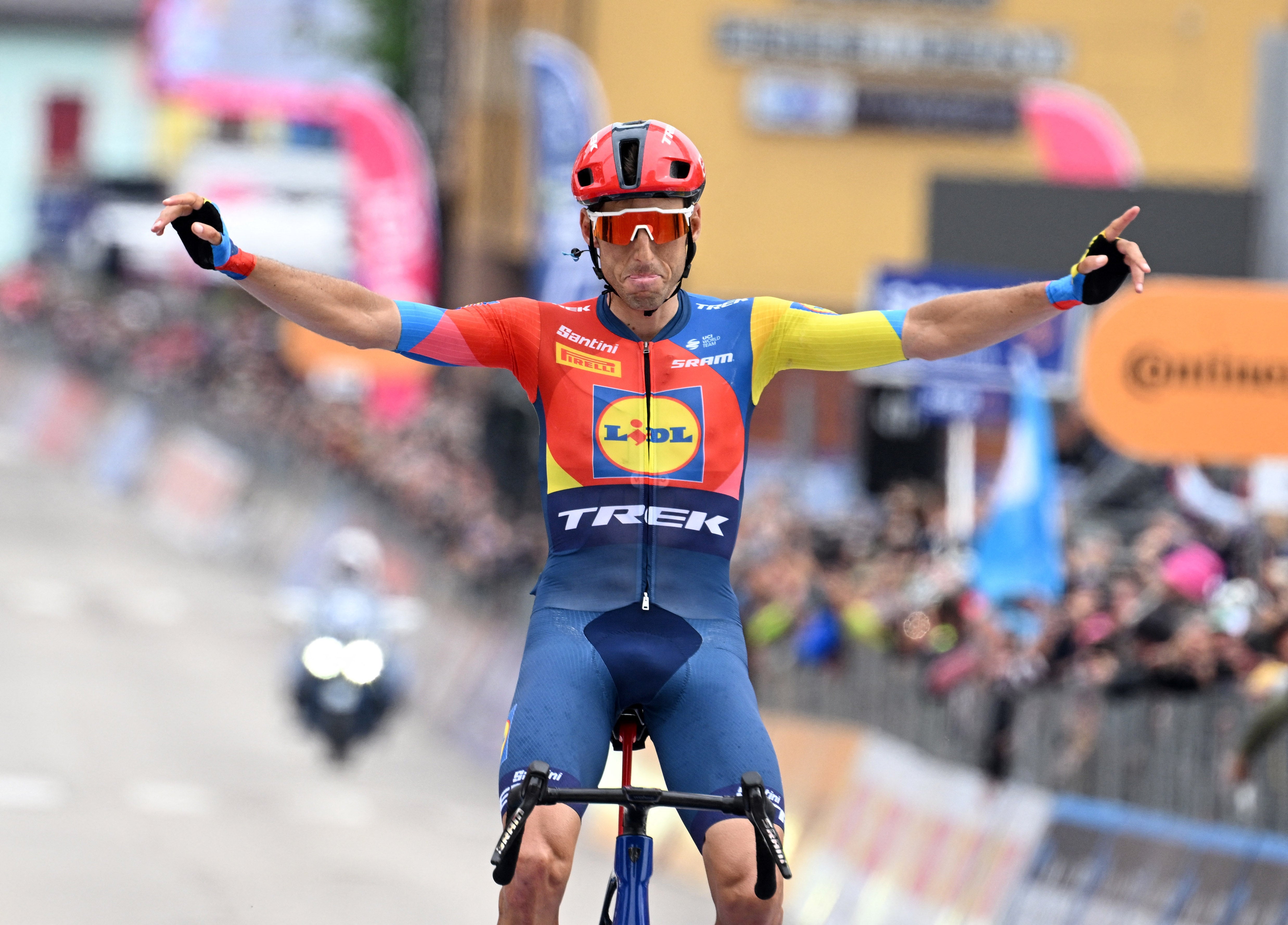 Carlos Verona claims long-awaited victory as Primoz Roglic loses more time at Giro d’Italia