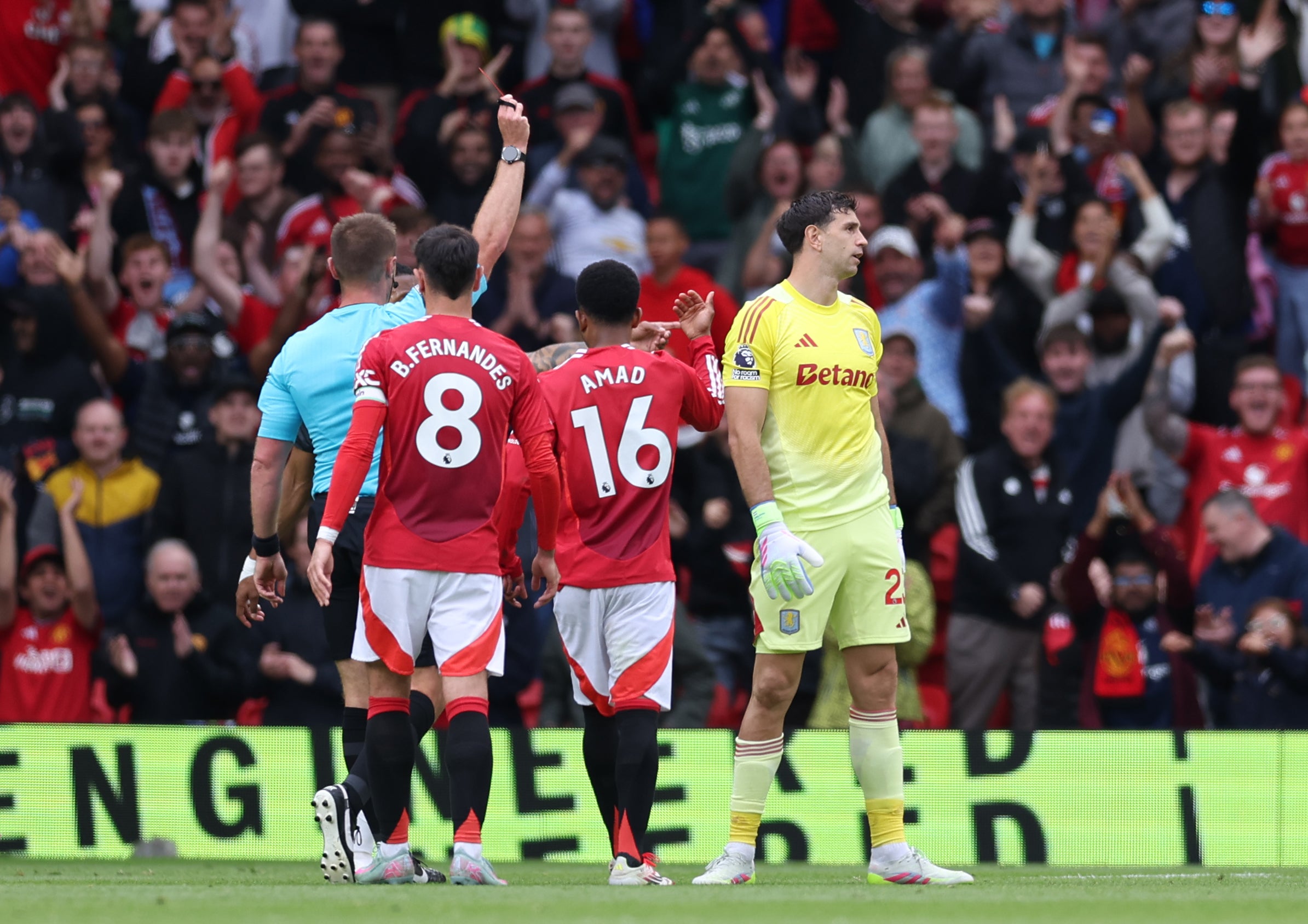 Červená karta EMI Martinez snížila Aston Villa na 10 mužů v jejich must-win Clash s Man Utd