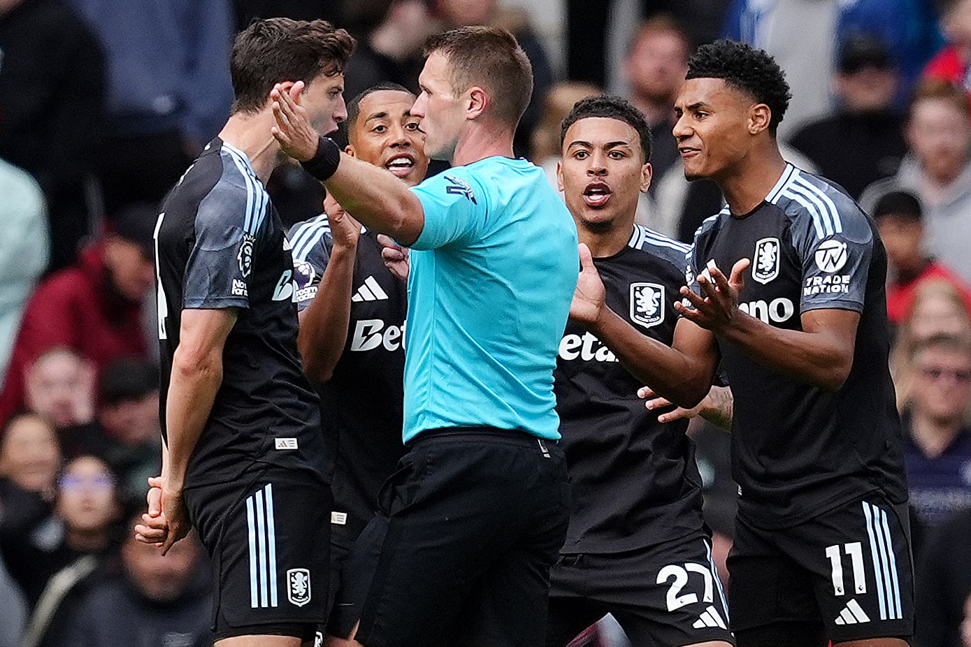 Morgan Rogers, středové právo a jeho spoluhráči z Aston Villa protestují proti rozhodčímu Thomasovi Bramallovi poté, co chybně zakázal cíl ve Old Trafford v posledním dni sezóny