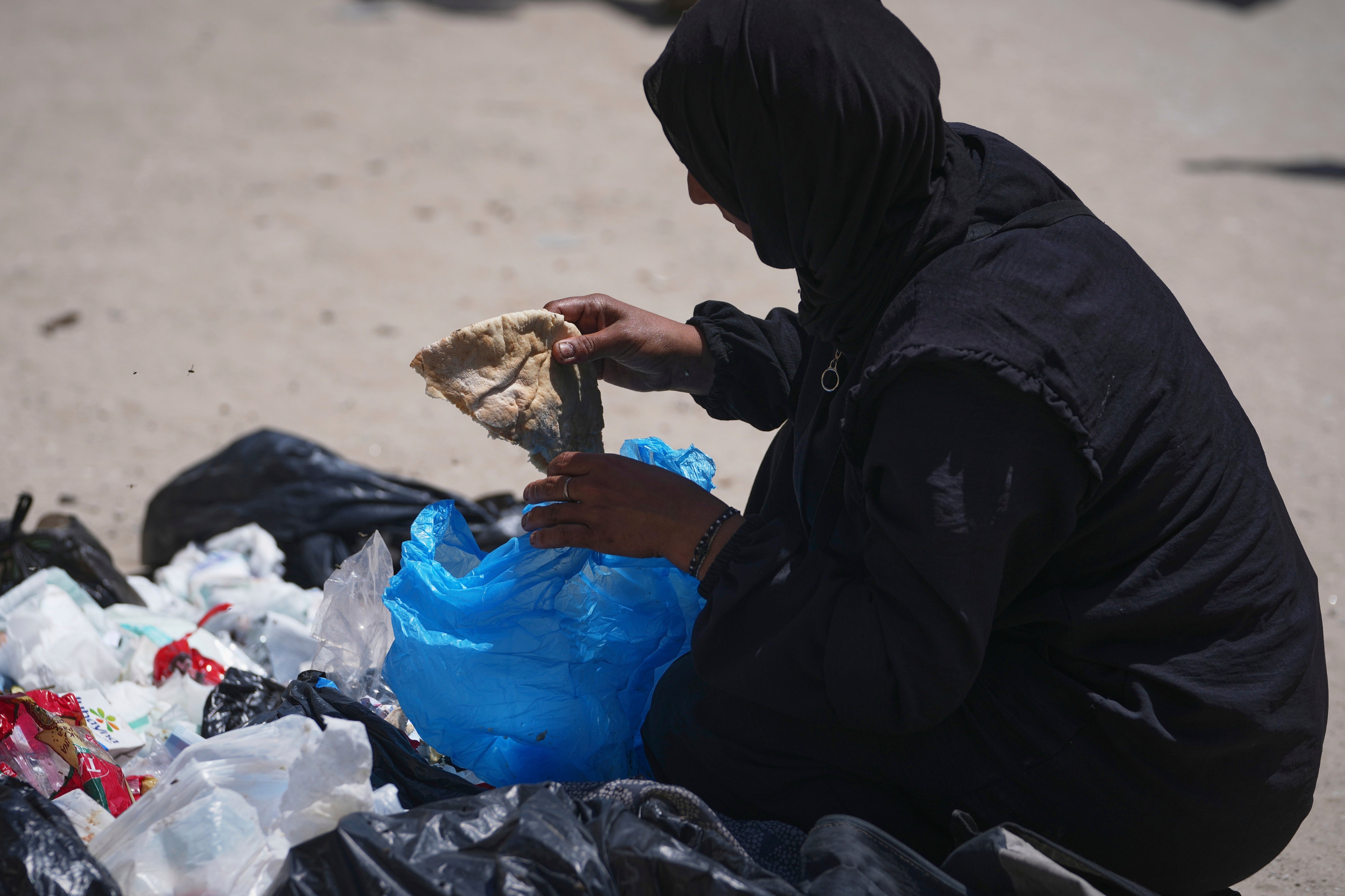 Mideast Wars Gaza Eating from Garbage