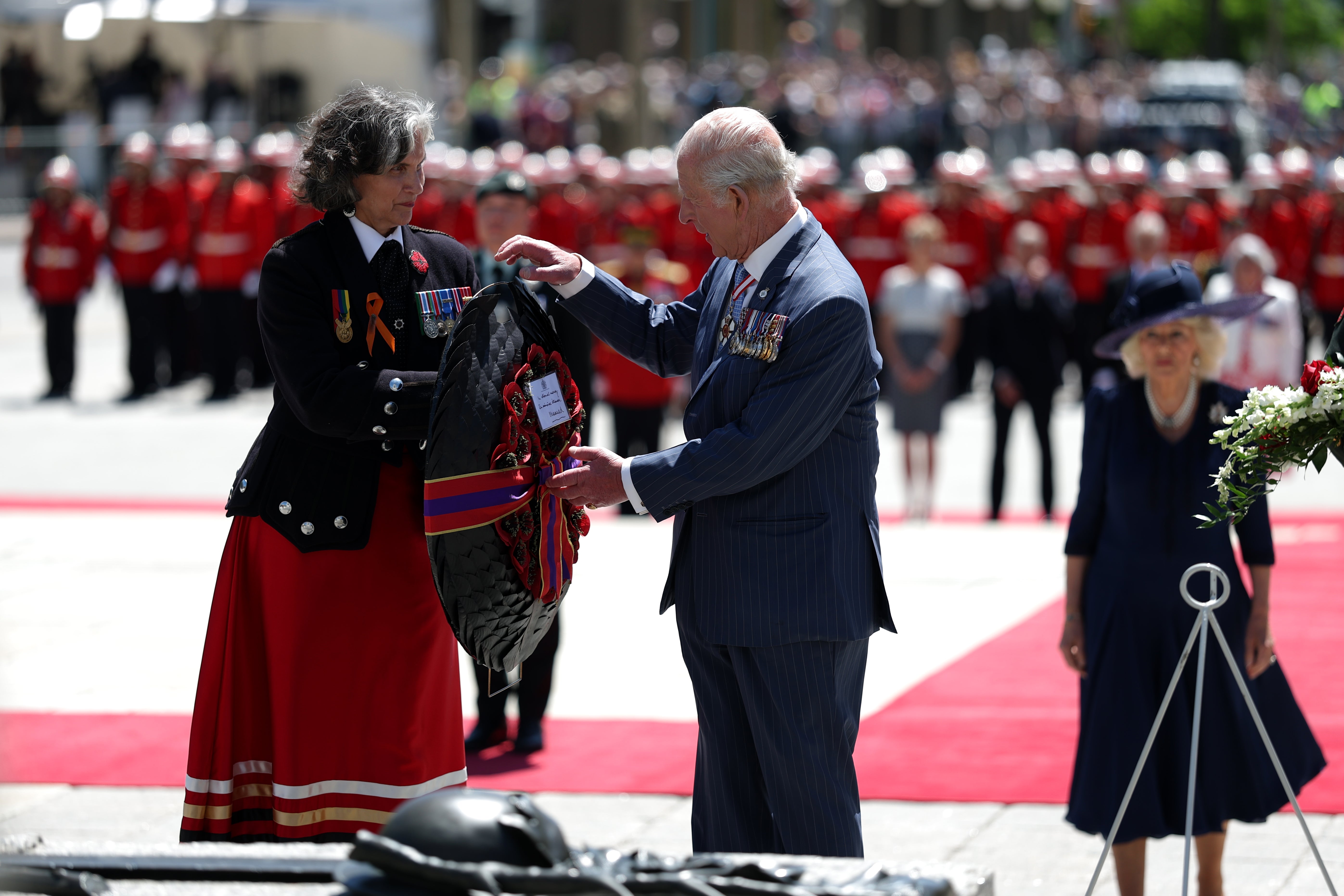 Charles and Camilla attended a wreath-laying ceremony, to lay a wreath at the Tomb of the Unknown Soldier in front of the National War Memorial