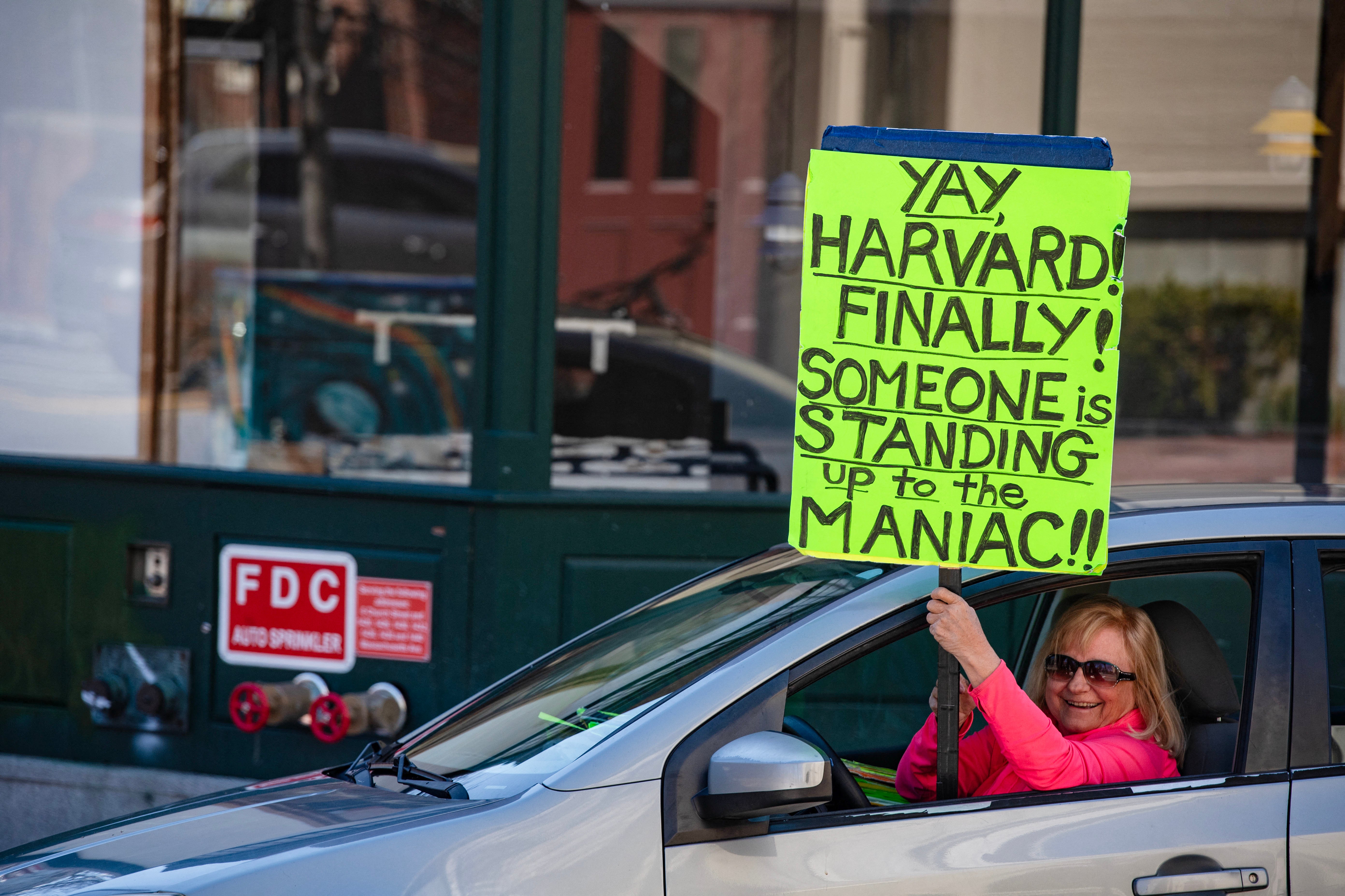 Los manifestantes celebrarán canciones en Harvard Square después de que se celebró una manifestación en respuesta al ataque del presidente Donald Trump contra la Universidad de Harvard. El presidente propuso el miércoles que la universidad estaba enseñando a los estudiantes