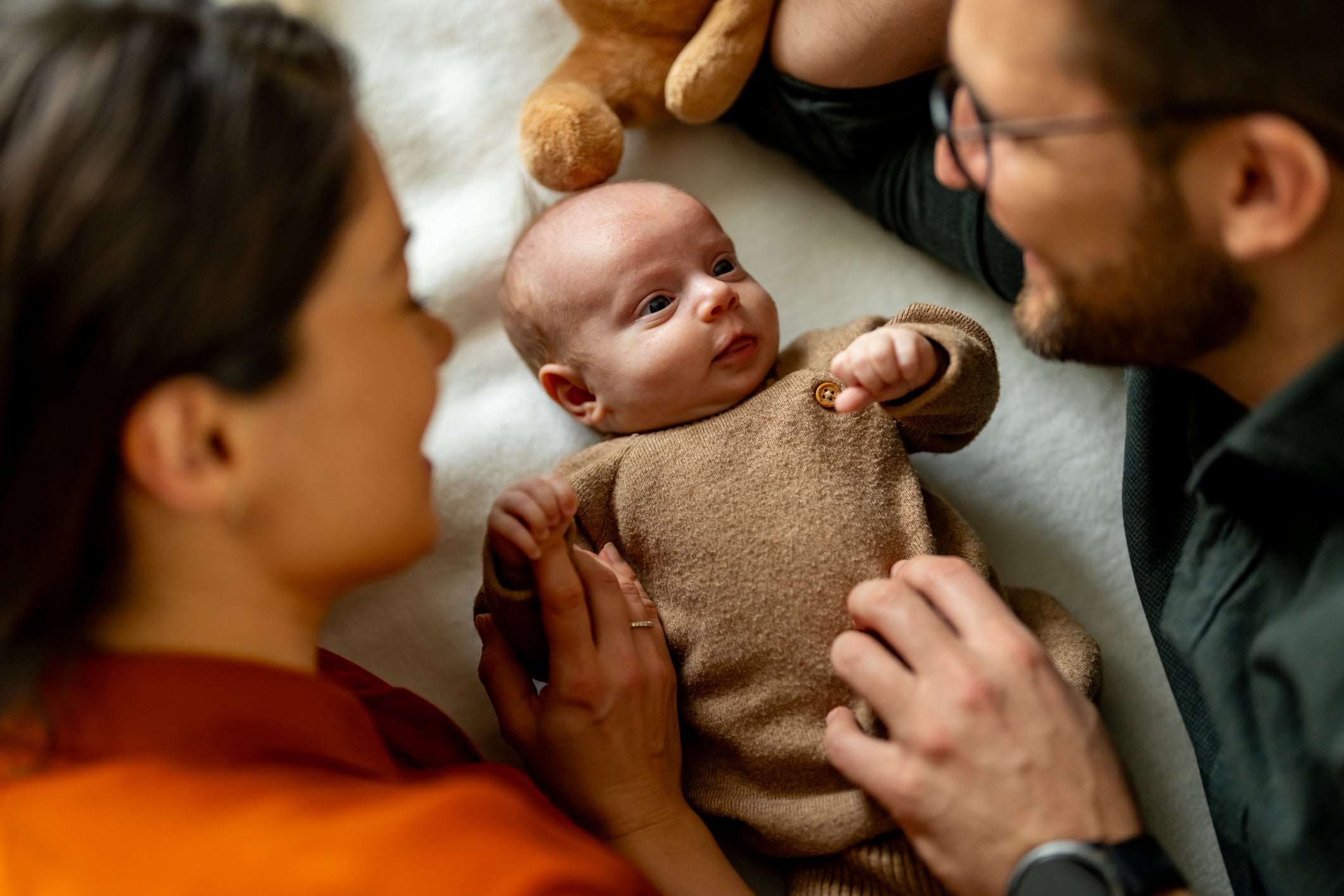 Babies mimic their parents’ gestures