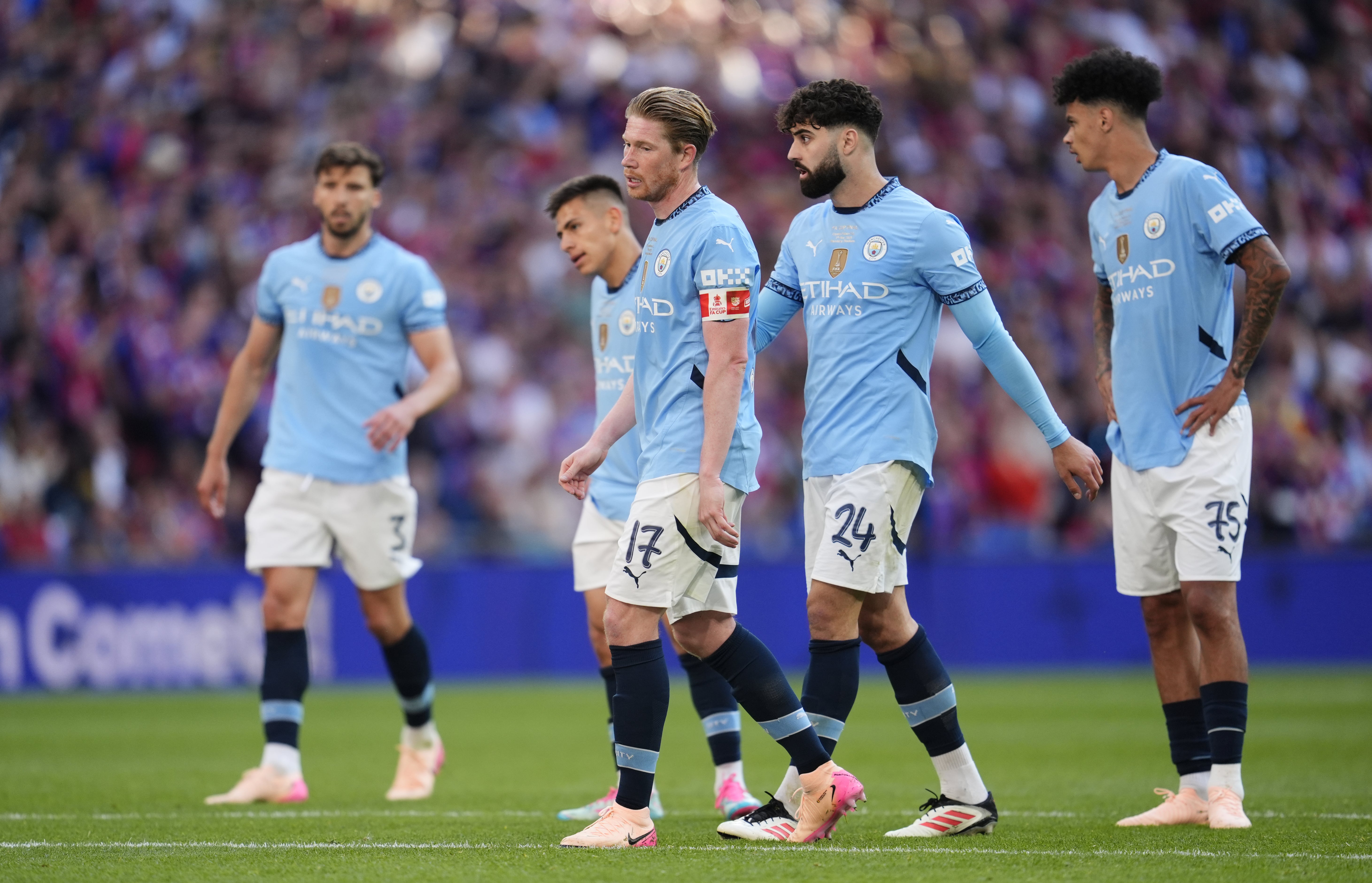 Manchester City snášelo obtížnou kampaň
