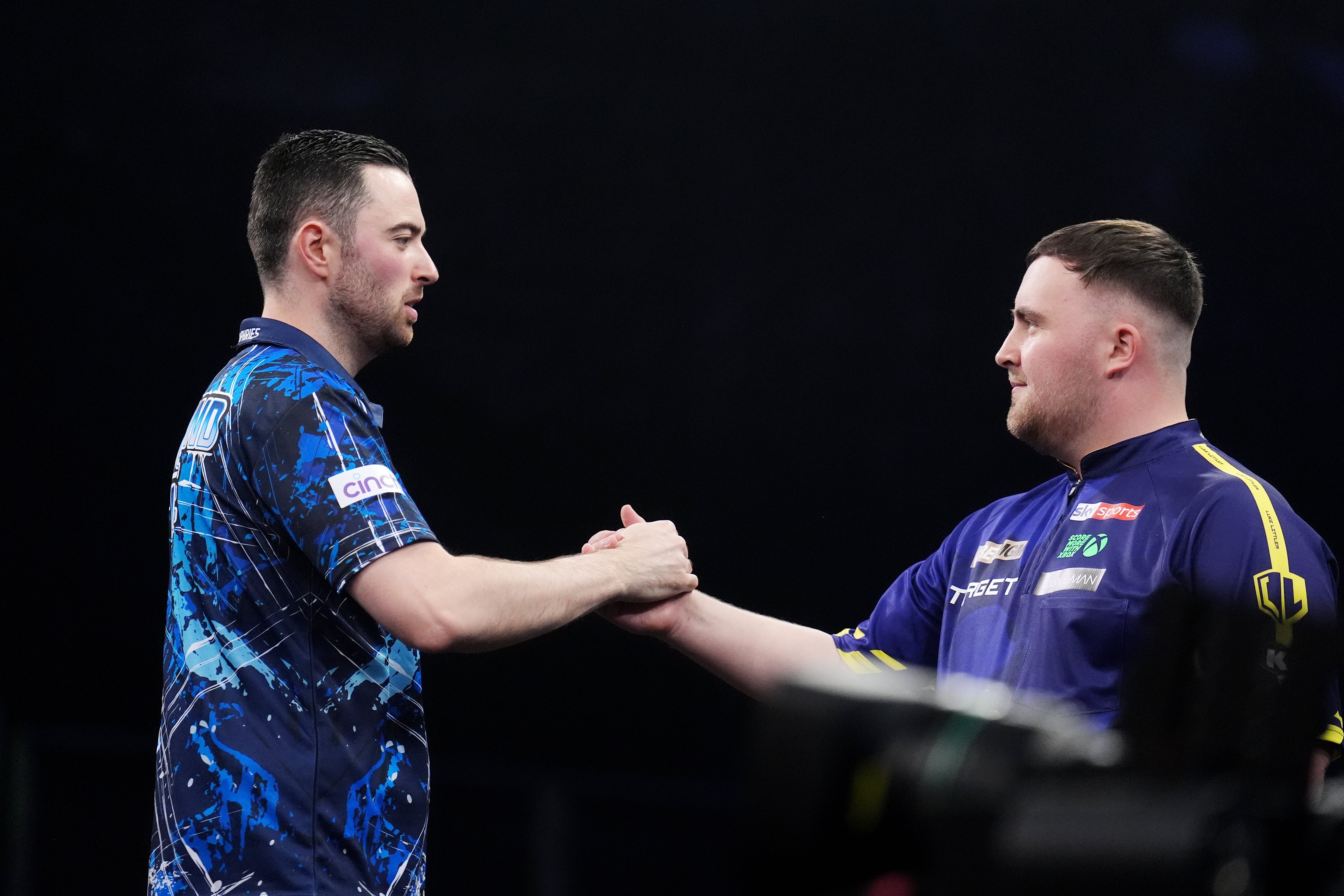Luke Humphries, vlevo, dostal lepší ze svého velkého soupeře (John Walton/PA)
