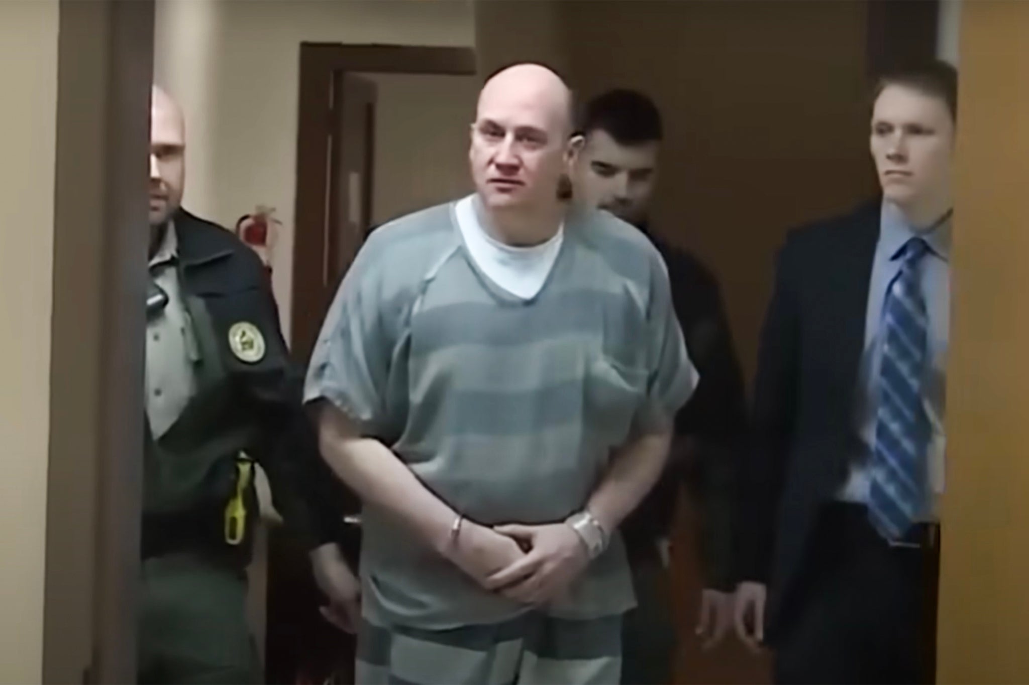 Grant Hardin, alias "El diablo en los Ozarks", abandona el tribunal