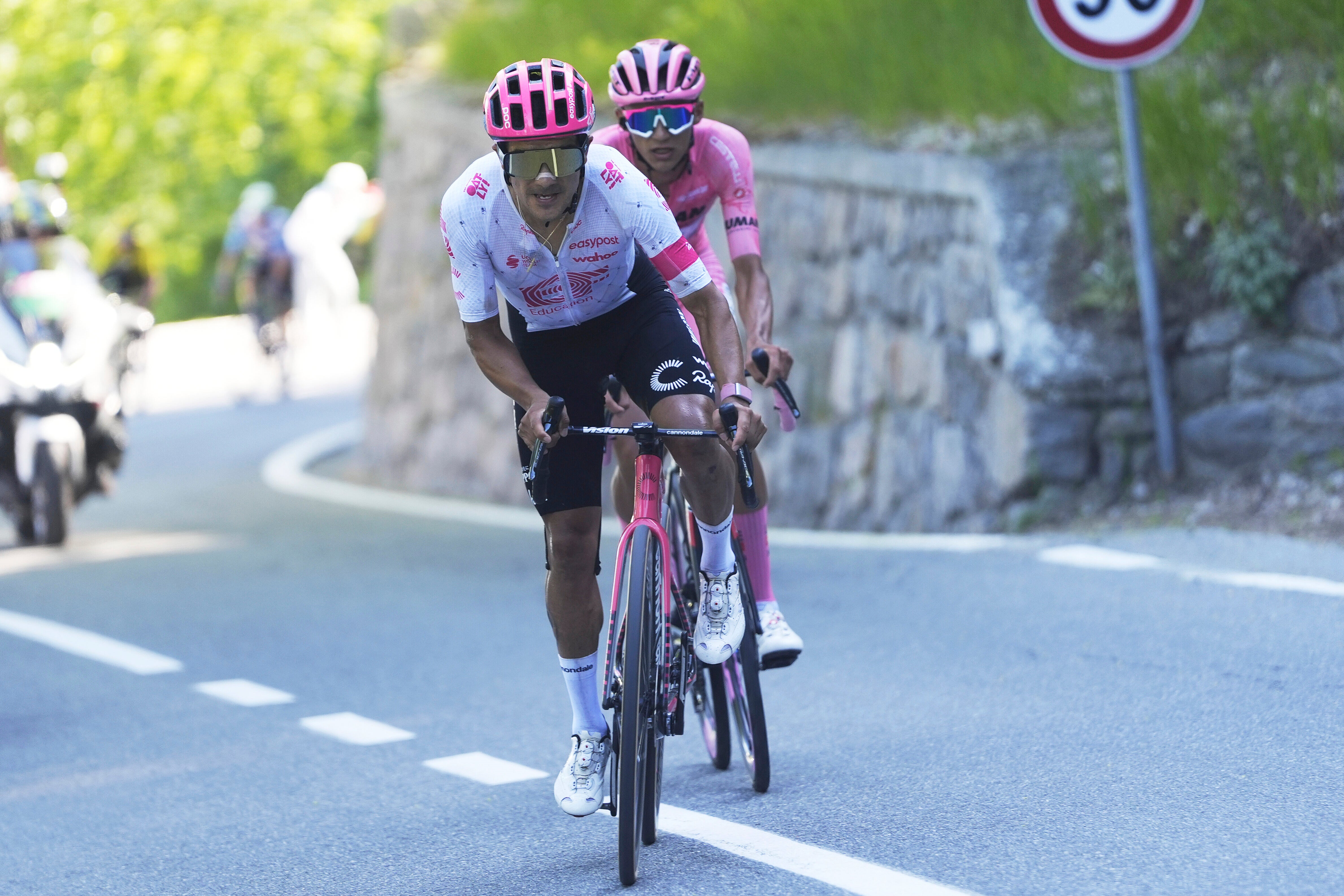 Richard Carapaz could not shake Isaac del Toro from his wheel