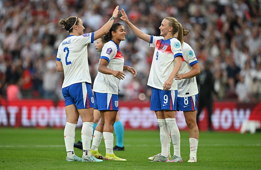 Beever-Jones skóroval svůj druhý z kříže Lucy Bronze