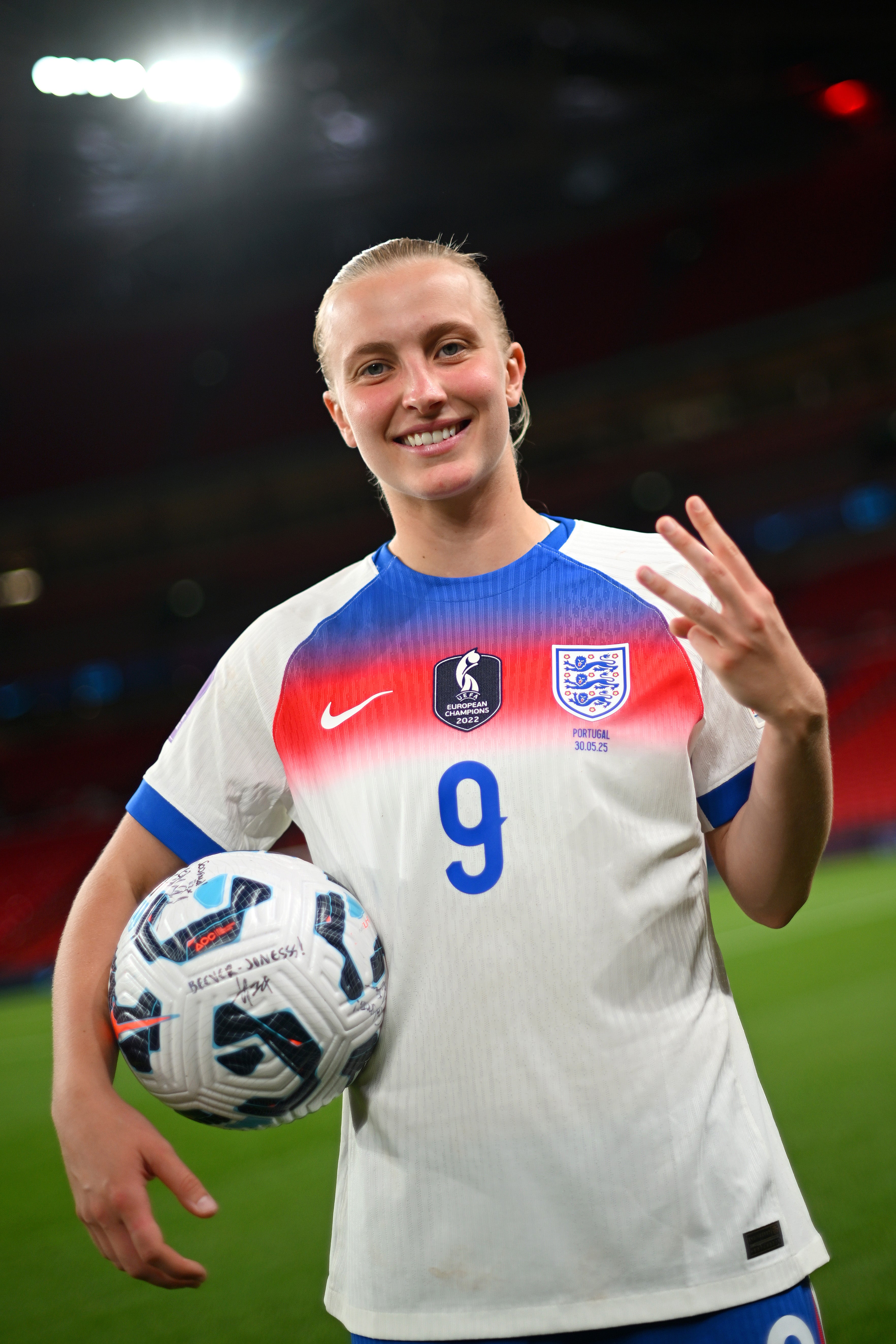 Aggie Beever-Jones slaví s míčem zápasu poté, co bodoval její hat-trick pro Anglii