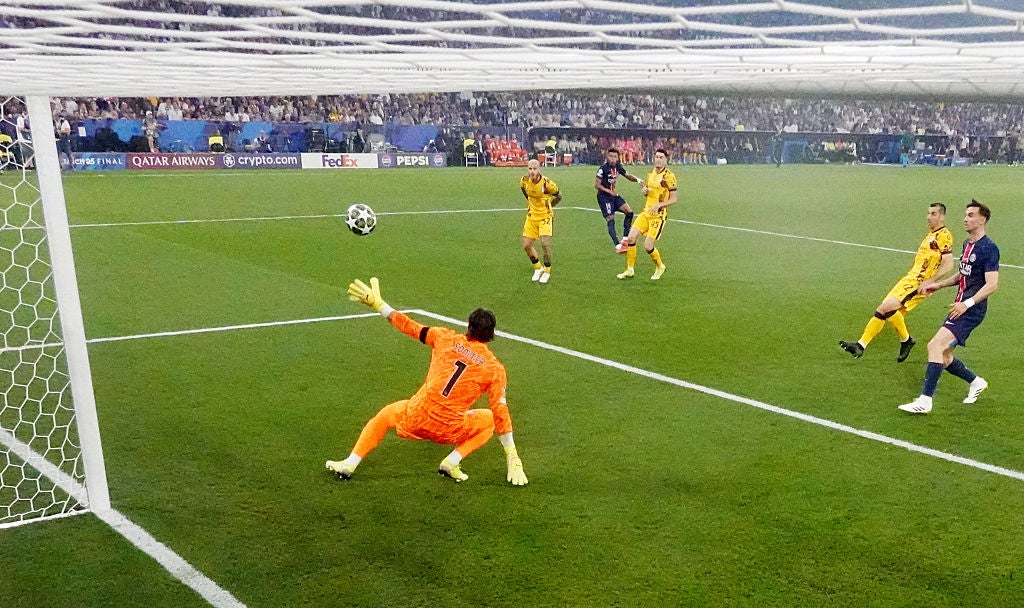 Doueův výstřel se dotkl Federico di Marco, když porazil Yann Sommer a zdvojnásobil vedení PSG