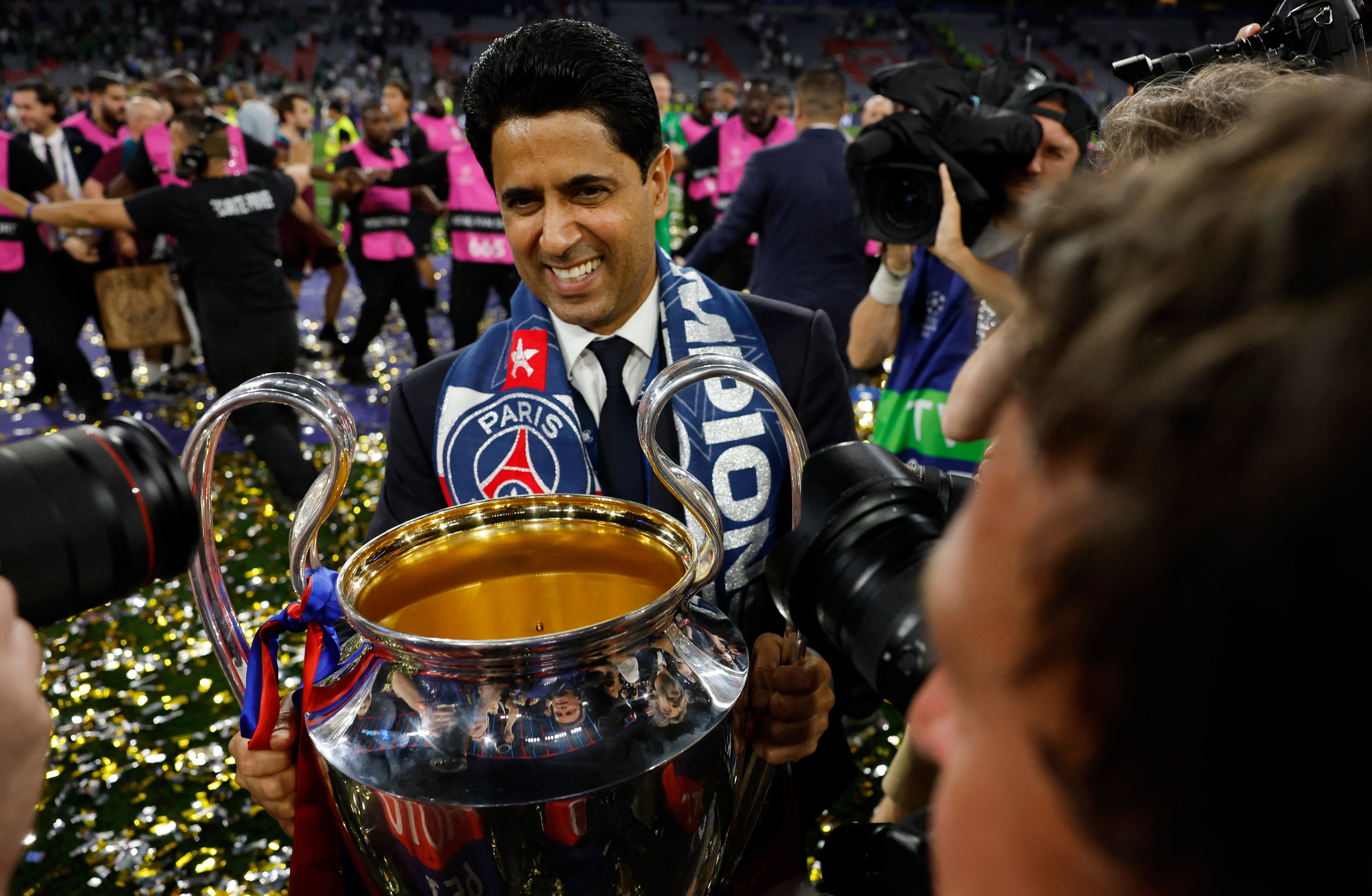 Nasser al-Khelaifi drží trofej Ligy mistrů