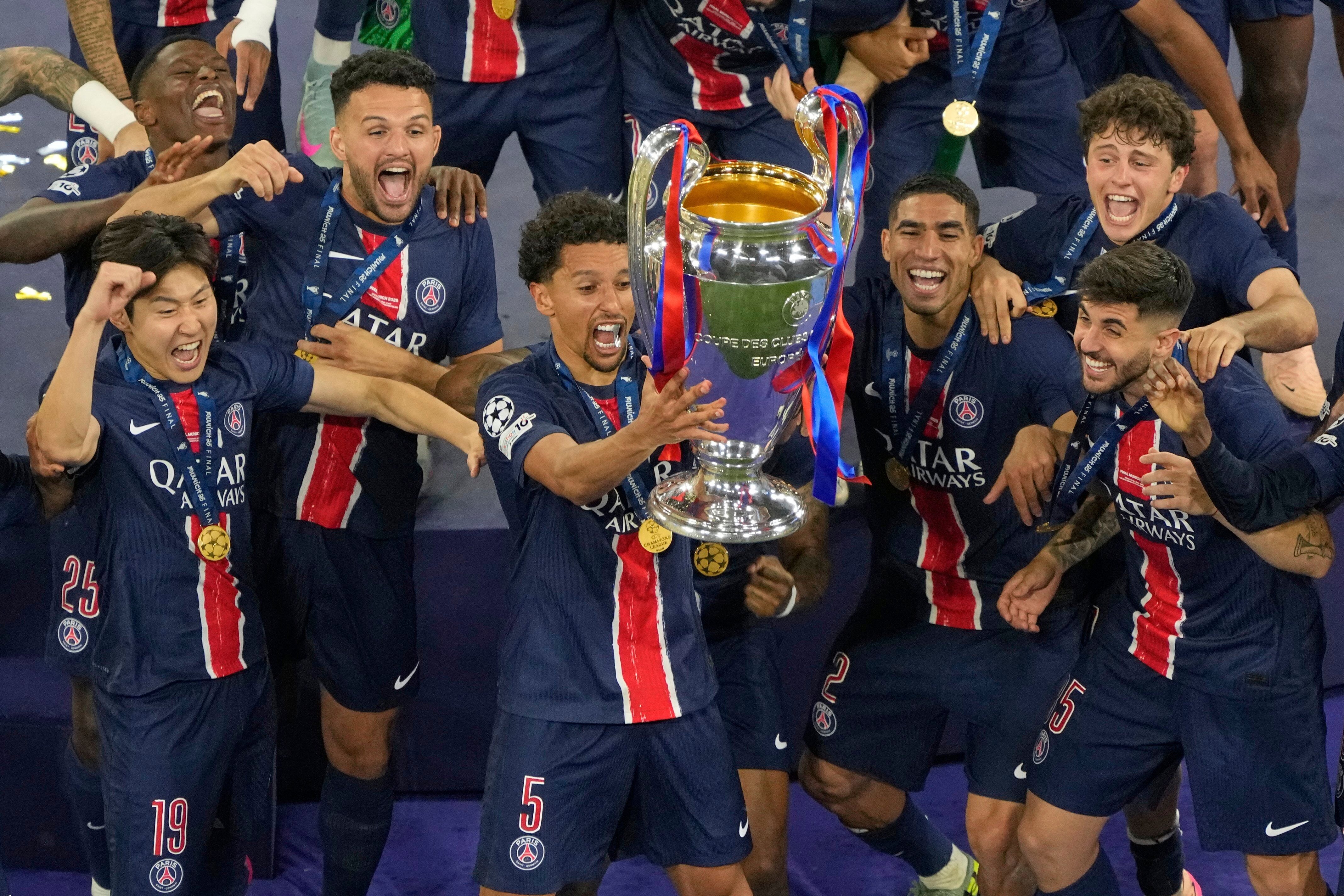 Marquinhos lifts the trophy with his teammate