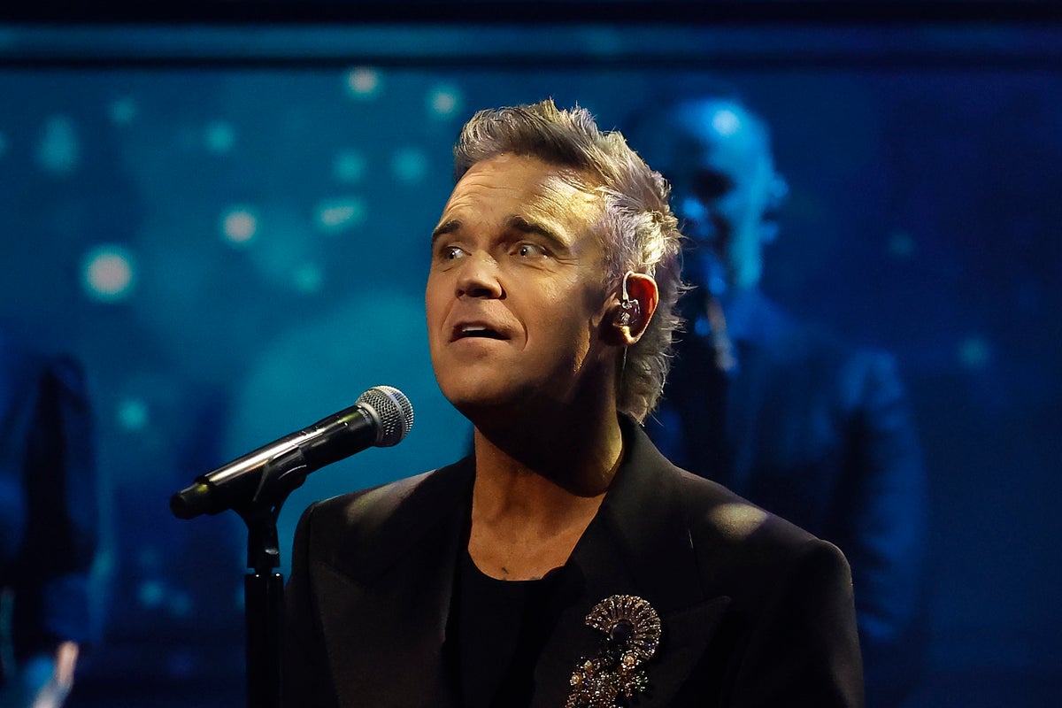Image for article Robbie Williamss first Britpop show in Edinburgh veers from electrified showmanship to plain awful