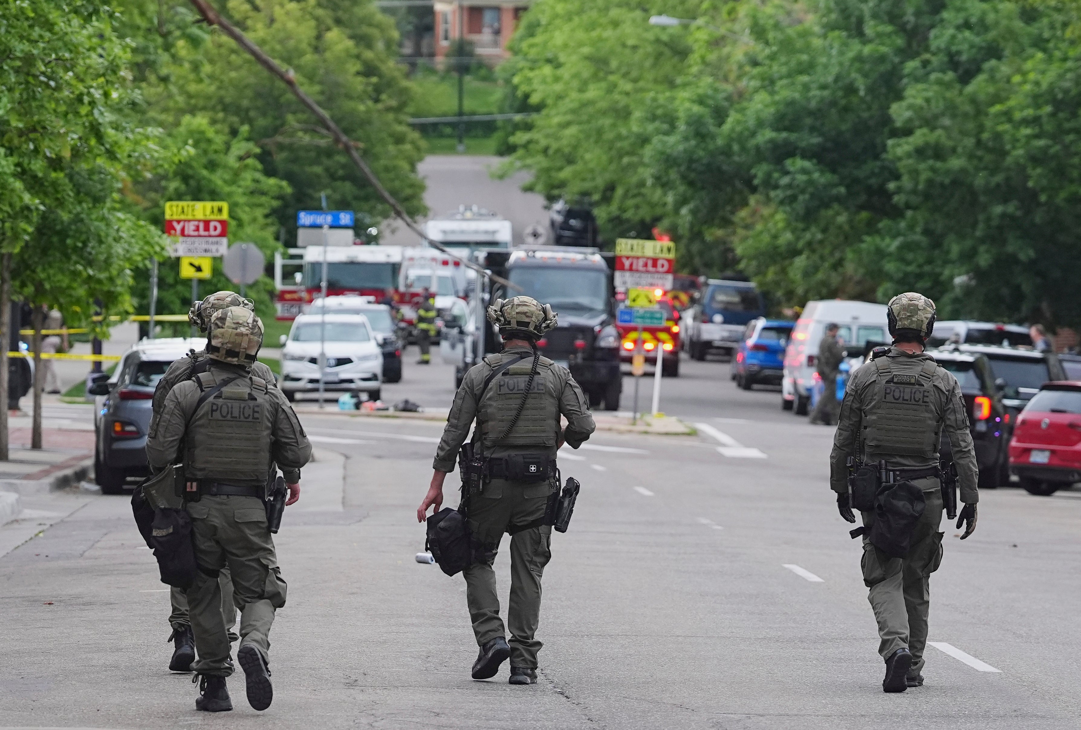 Law enforcement officials investigate after attack on Pearl Street Mall, Sunday, 1. June 2025, in Boulder, Colo. (AP photo / David Zalubowski)