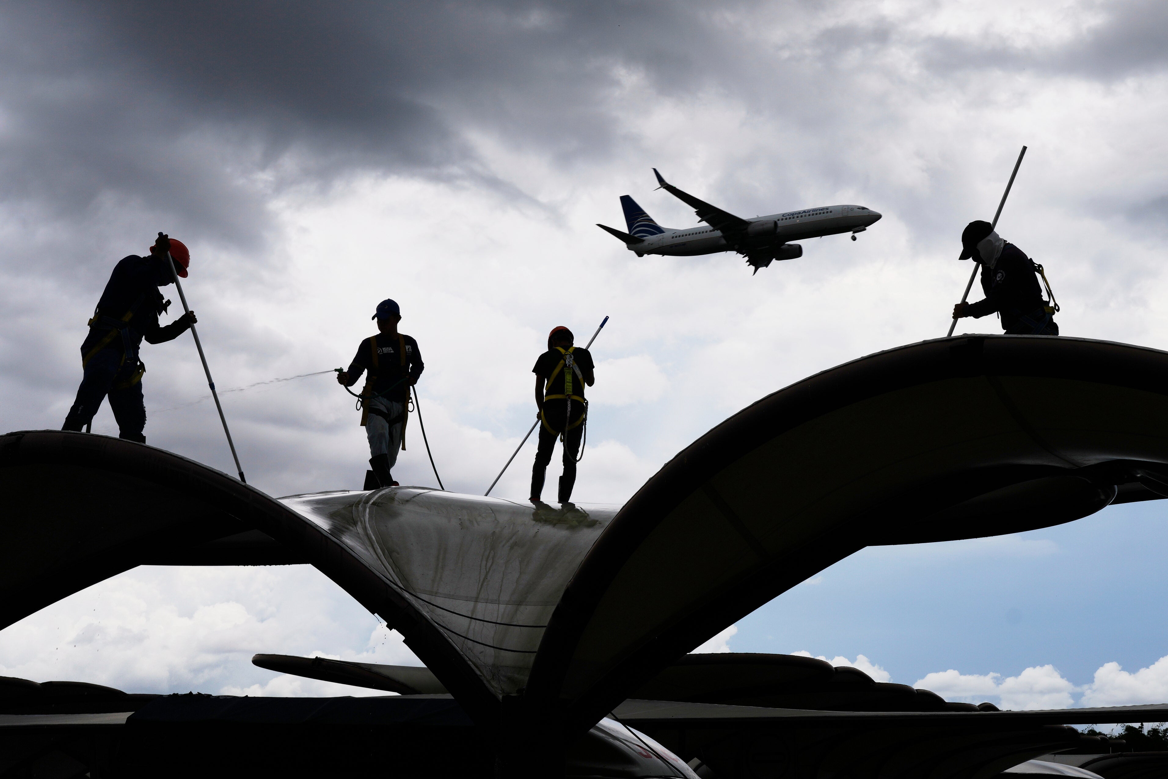 <p>Workers clean a roof at the Tocumen International Airport in Panama City, May 22, 2025</p>