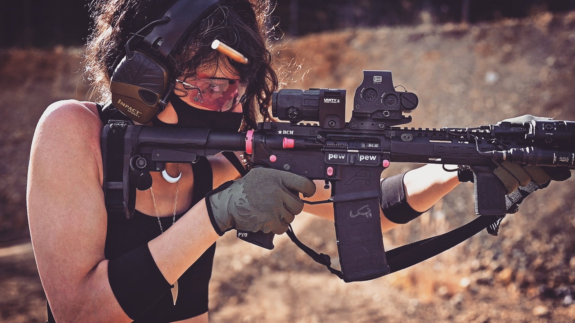 Tacticool Girlfriend doesn't like to reveal where in the country she's situated. Her videos show her sometimes on ranges or in the countryside, and at other times inside her studio, with an obscured background