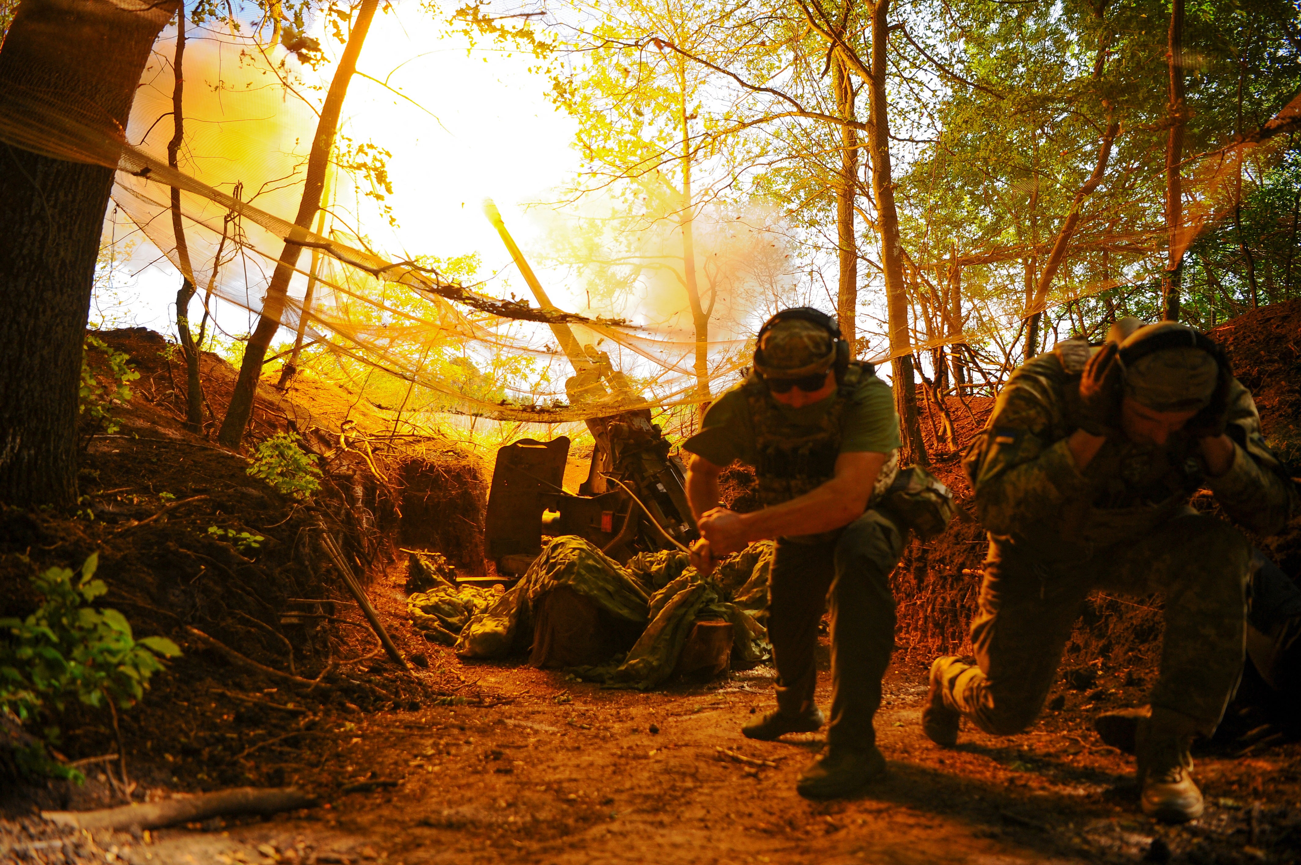 The Ukrainian armed forces fire a howitzer at Russian troops