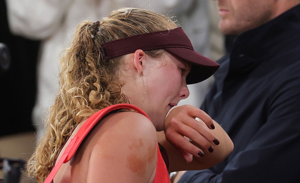 Mirra Andreeva leaves the court after her defeat to Lois Boisson