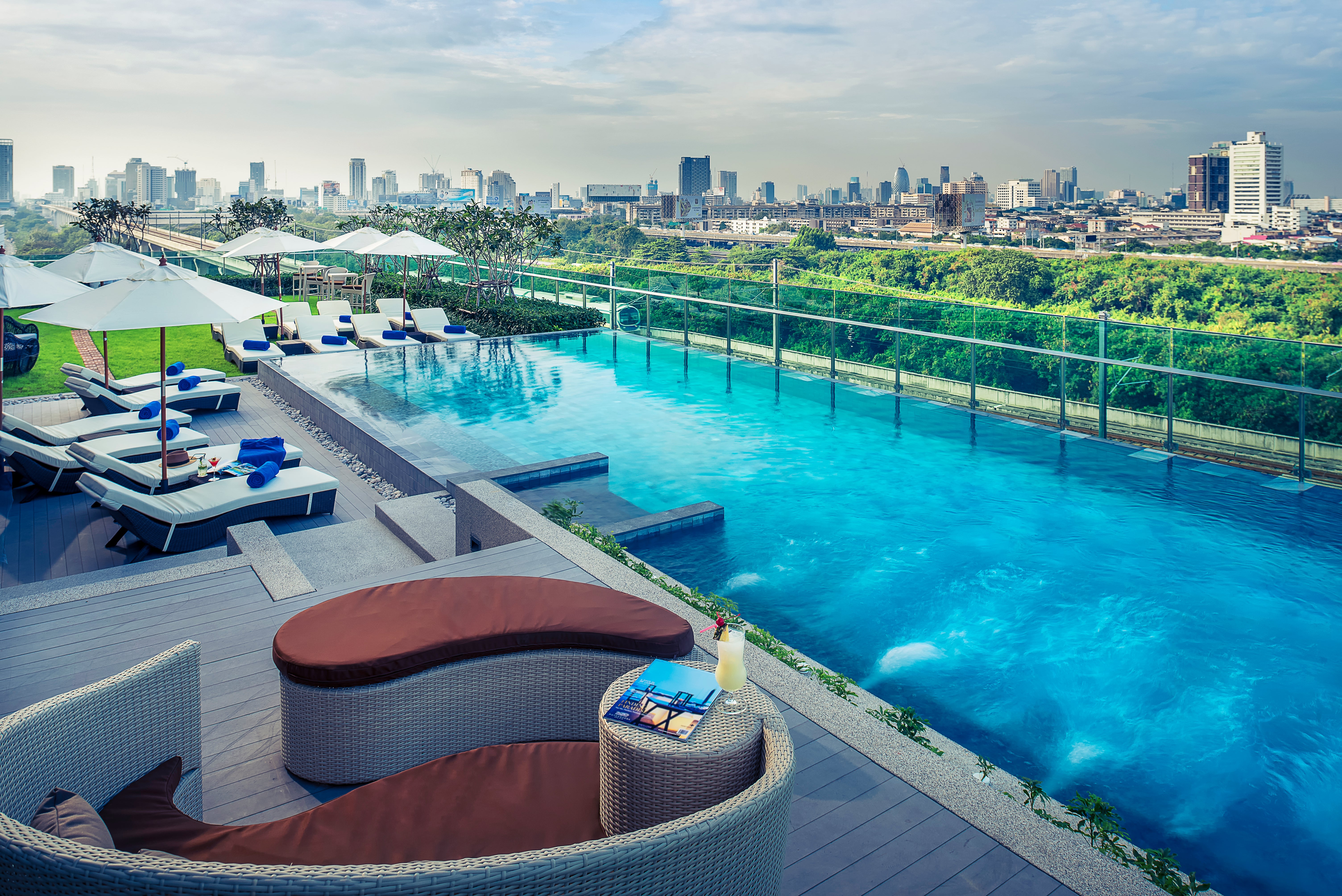 Mercure Bangkok Makkasan is located in the heart of the city