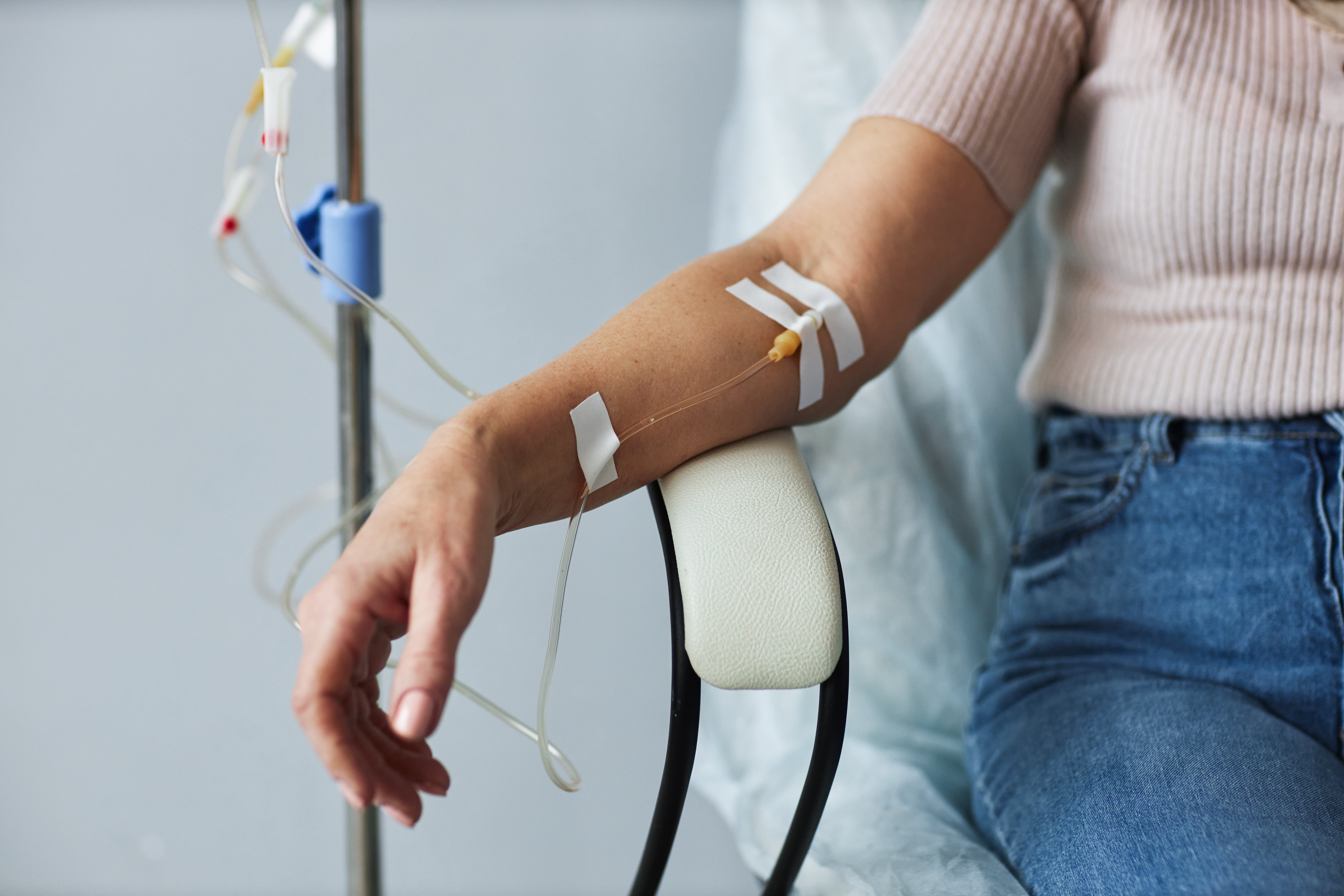 O grupo de segurança alerta que os tratamentos podem causar pressão sobre o fígado e os rins, reações alérgicas e infecções de técnicas de higiene e injeção prejudicada