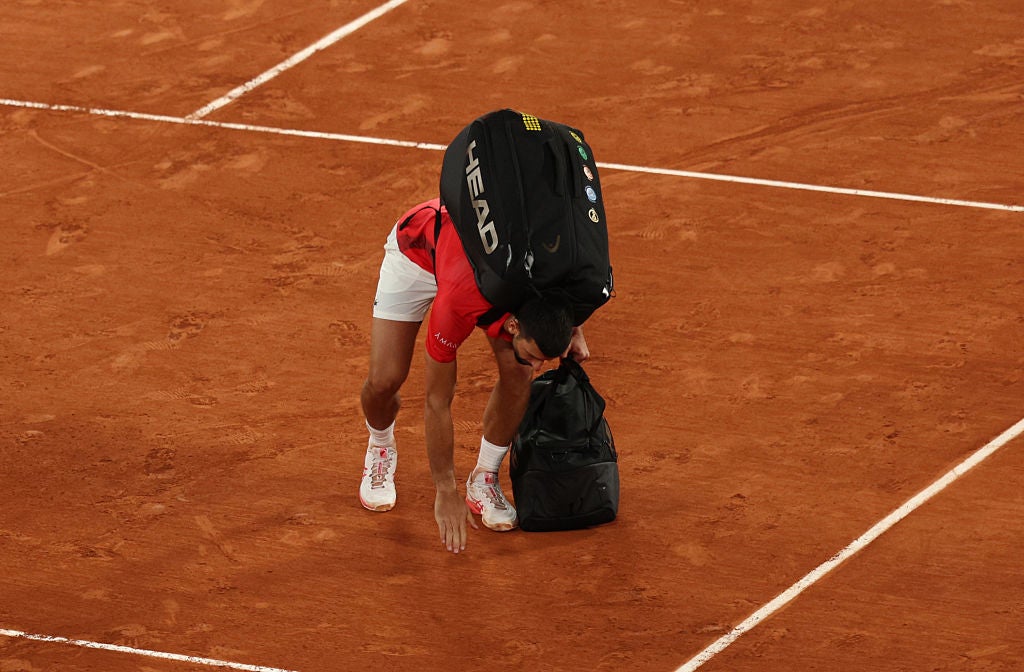 Djokovic se dotkne hlíny, když opouští francouzský Open, jestli se vrátí, pokud se vrátí