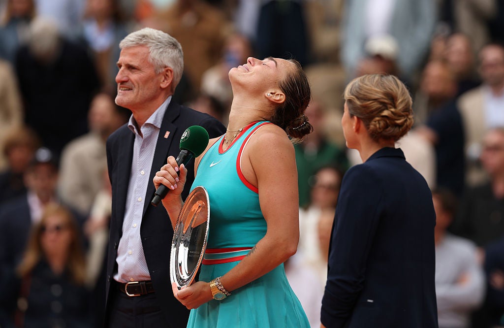Sabalenka se omluvila slzami, když mluvila s davem