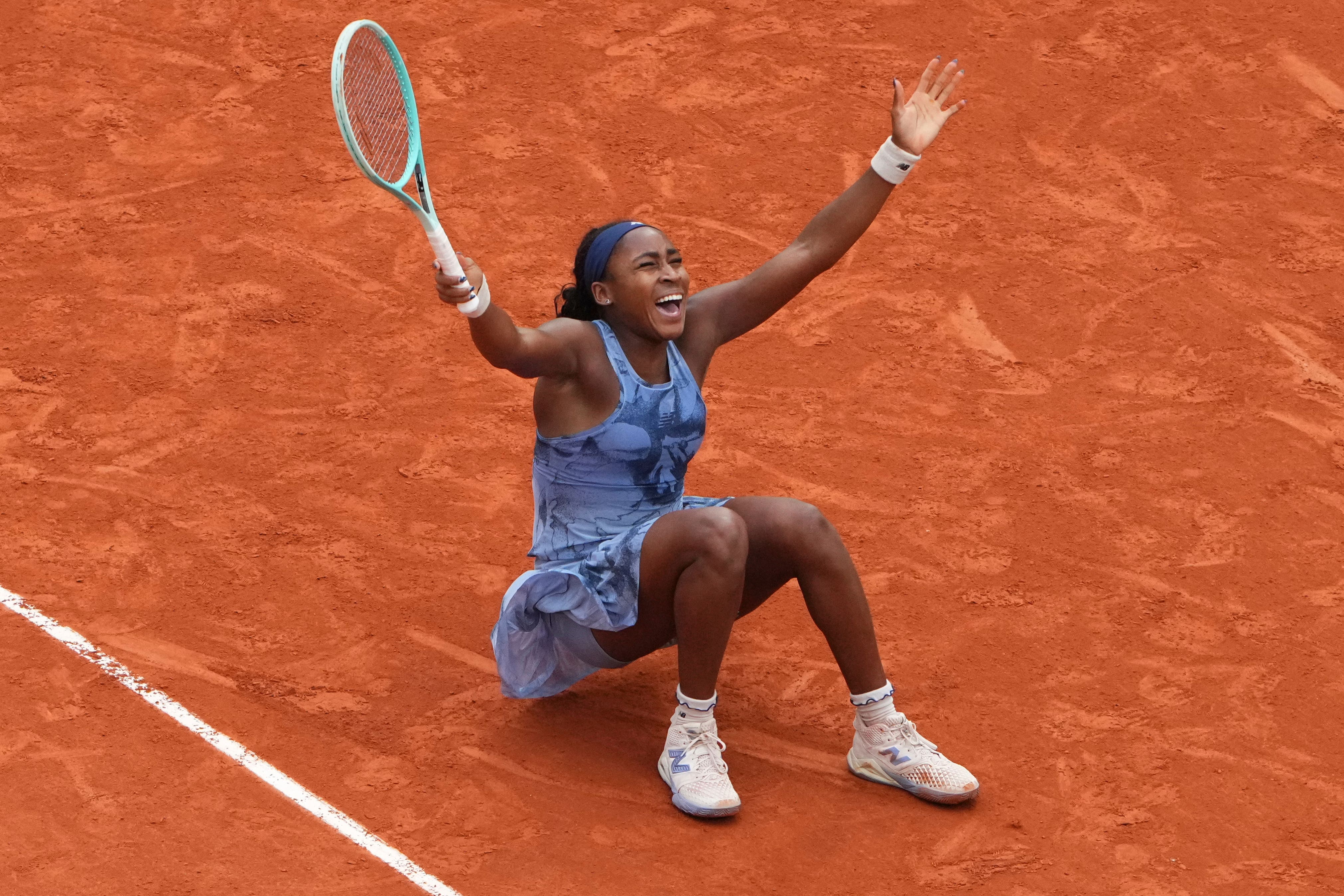 Coco Gauff slaví vítězství ve finále French Open proti Aryně Sabalenka