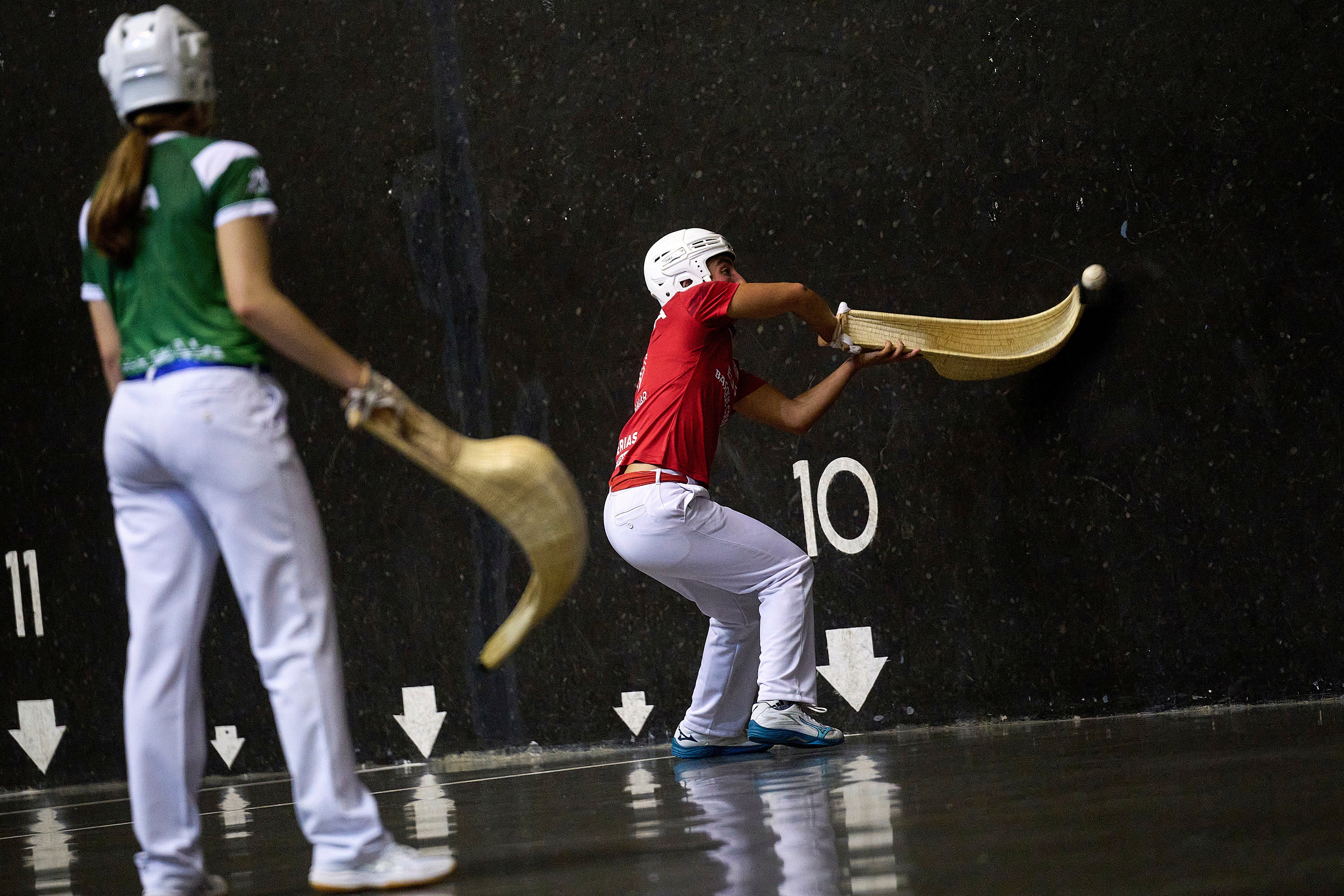 Arai Lejardi, right, member of the Spanish national team competes during the Nations League match between the Spanish national team and the Euskadi national team at the Jai Alai fronton in Guernica-Luno, northern Spain, Friday, June 6, 2025. (AP Photo/Miguel Oses)