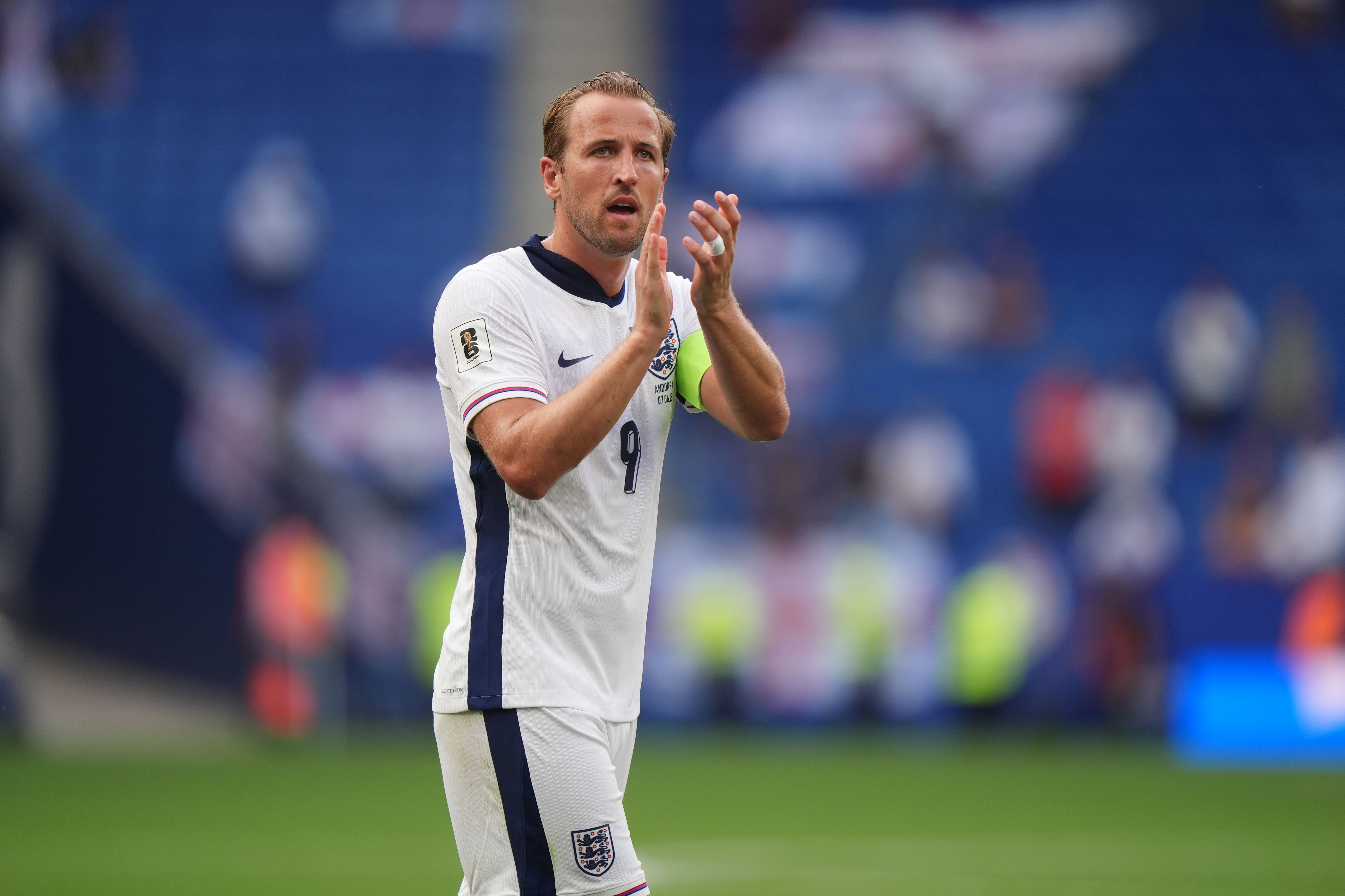 Harry Kane tleská Anglie po kvalifikaci Světového poháru proti Andorře